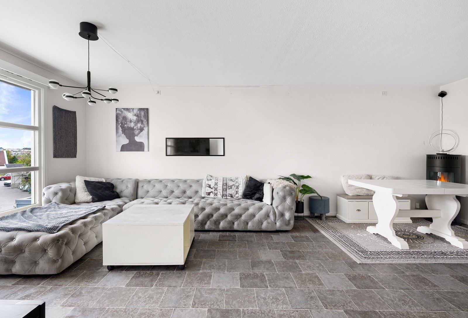 Den kjekke planløsningen gjør at du kan innrede med ønsket sofa, sofabord, tv-benk og annet passende møblement. Galleribilde