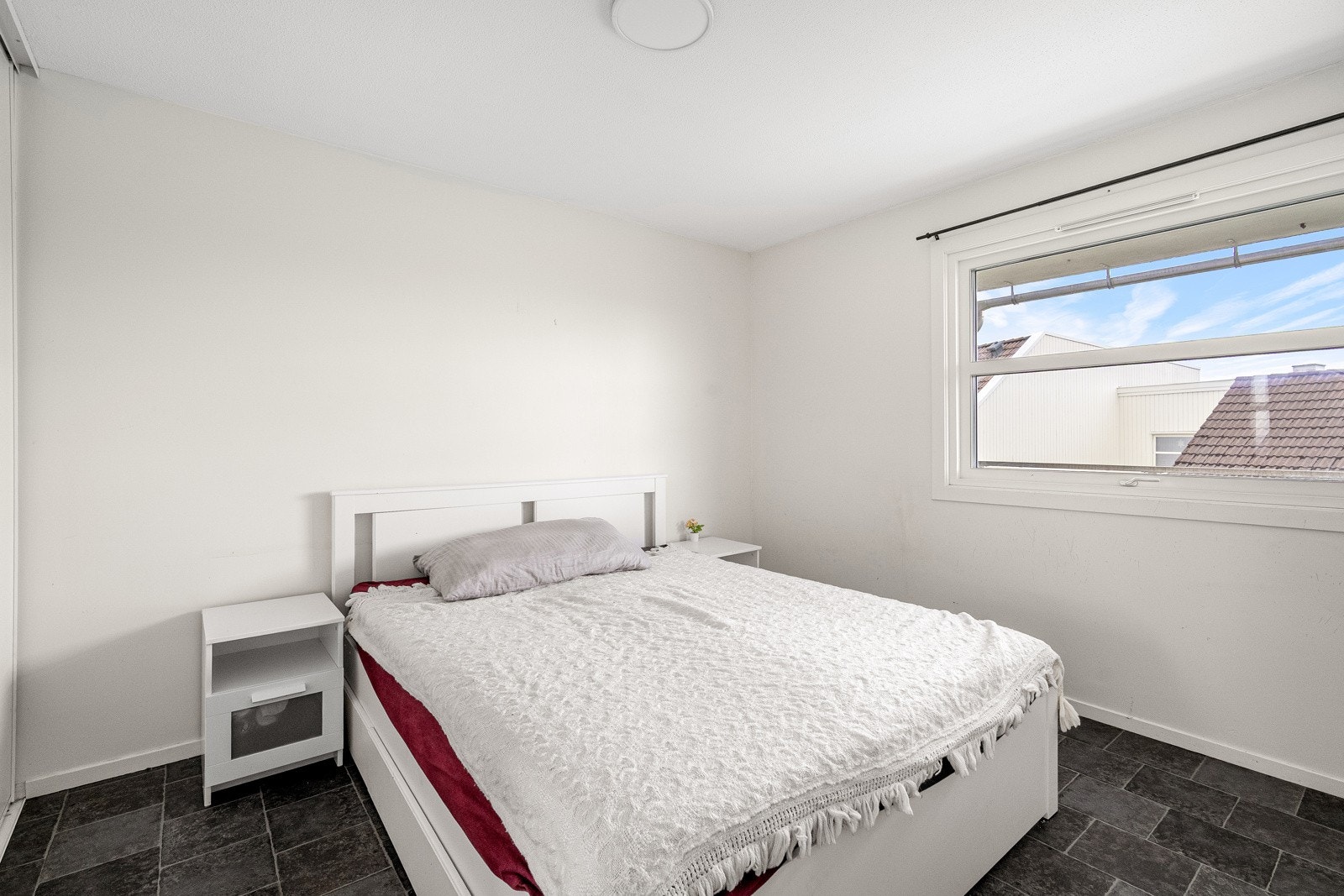 Soverommet er innredet med dobbeltseng og nattbord. Galleribilde