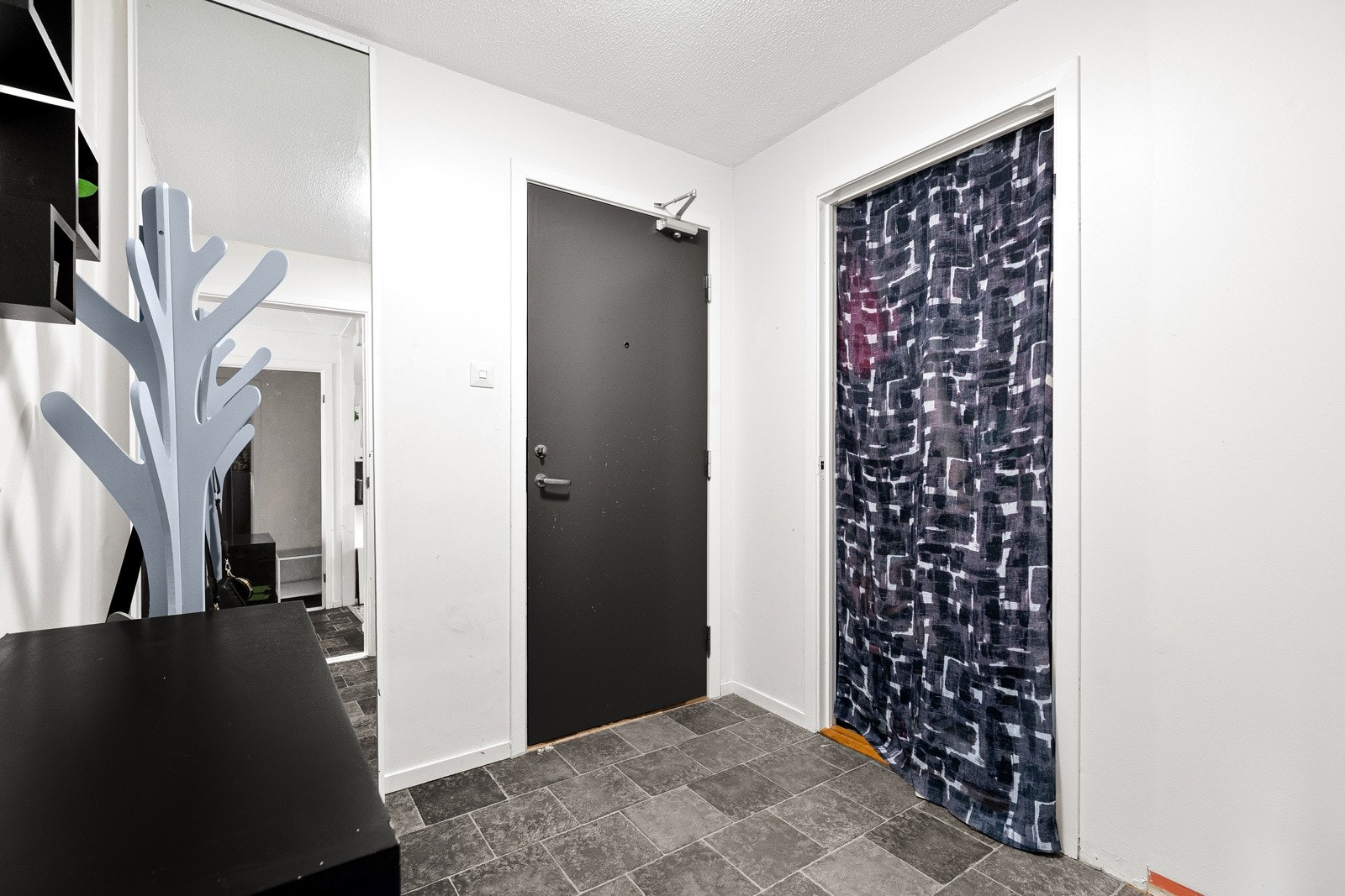 Bak gardinen har du et god plass til et garderoberom. Galleribilde