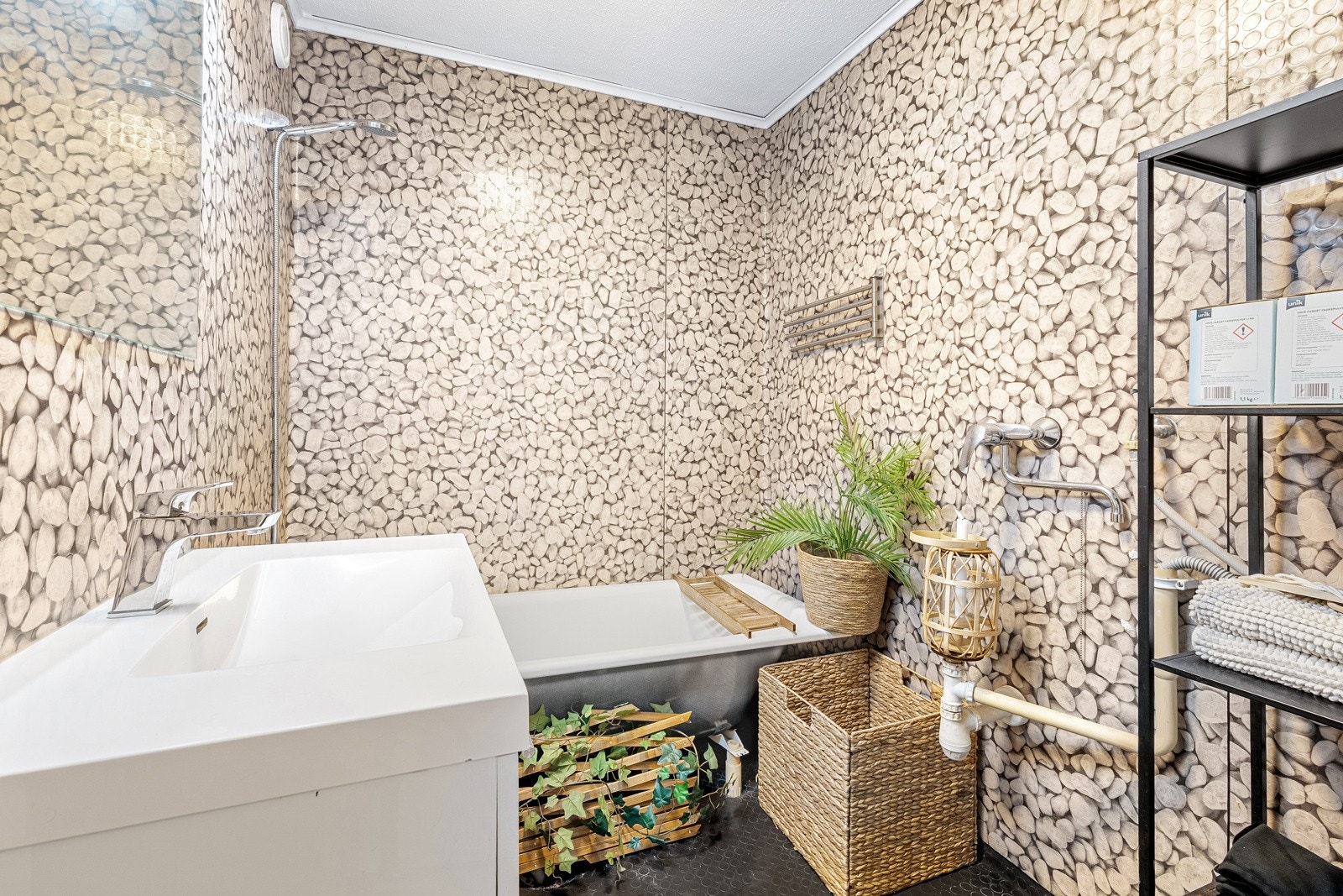 Det er belegg på gulv og våtromsplater på vegger. Galleribilde