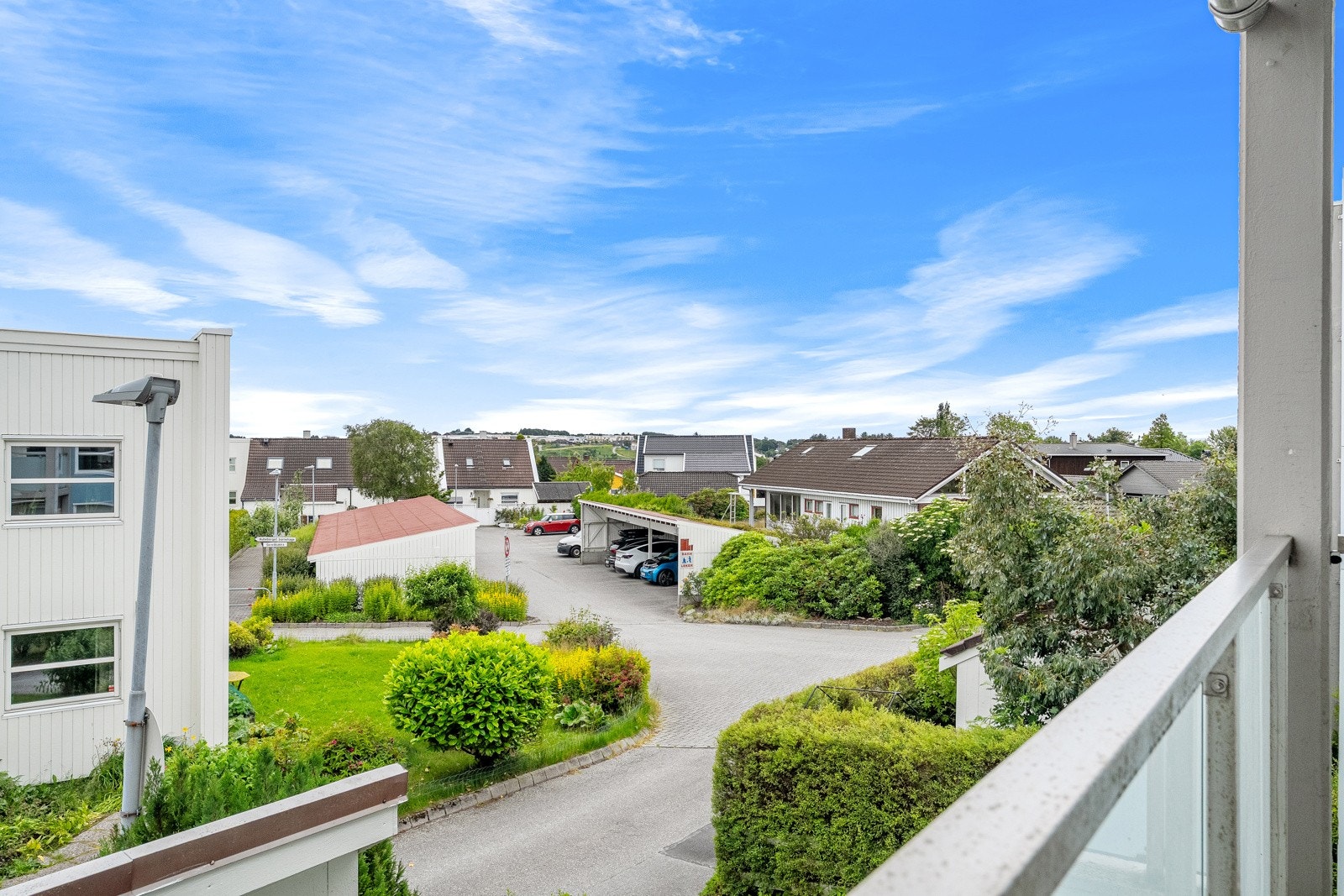 Du har en solrik balkong med fri utsikt. Galleribilde