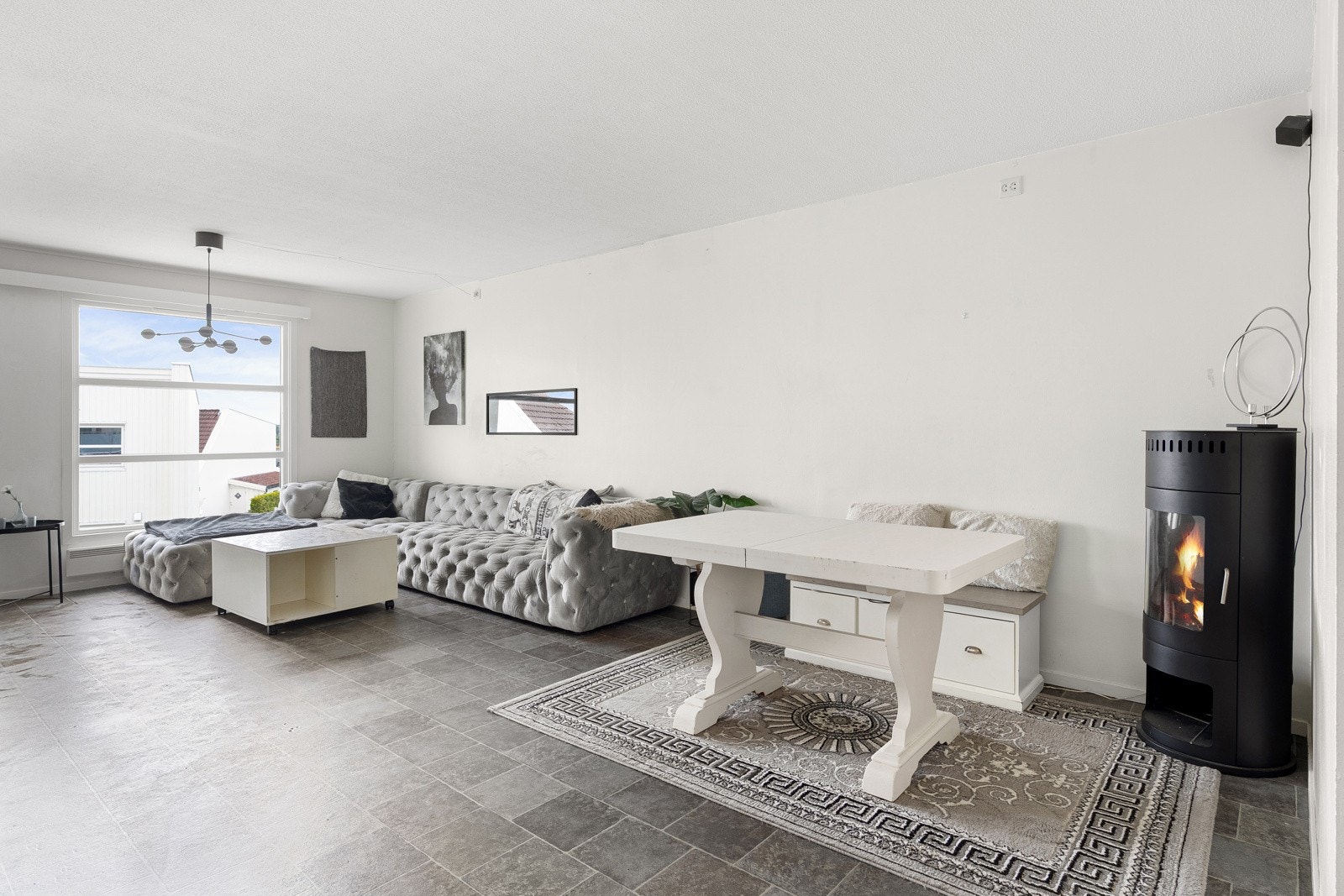 Du vil fort legge merke til de store vindusflatene som slipper inn herlig dagslys. Galleribilde