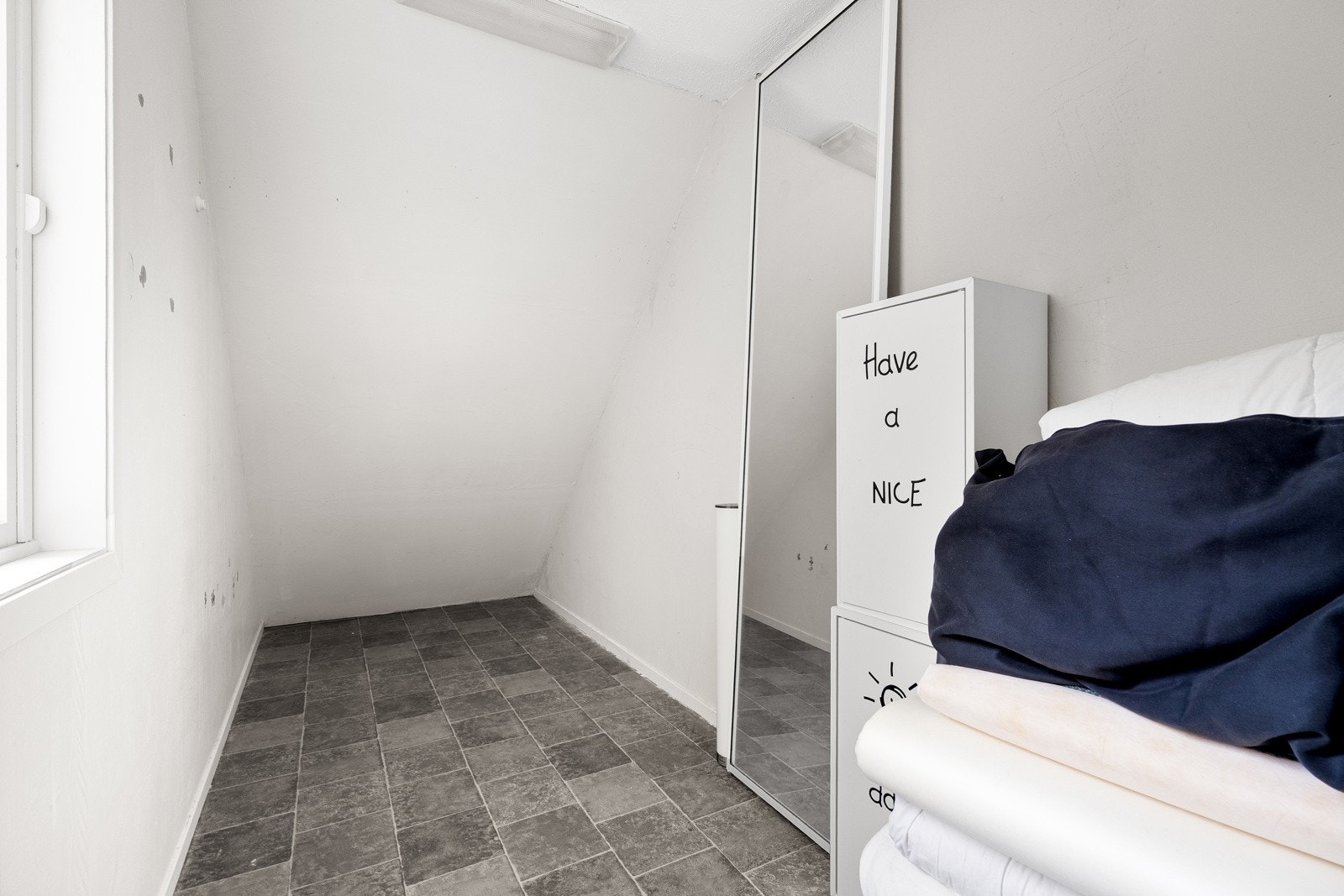 Vegg i vegg har du en god bod med plass til det du ikke ønsker skal stå fremme til enhver tid. Galleribilde