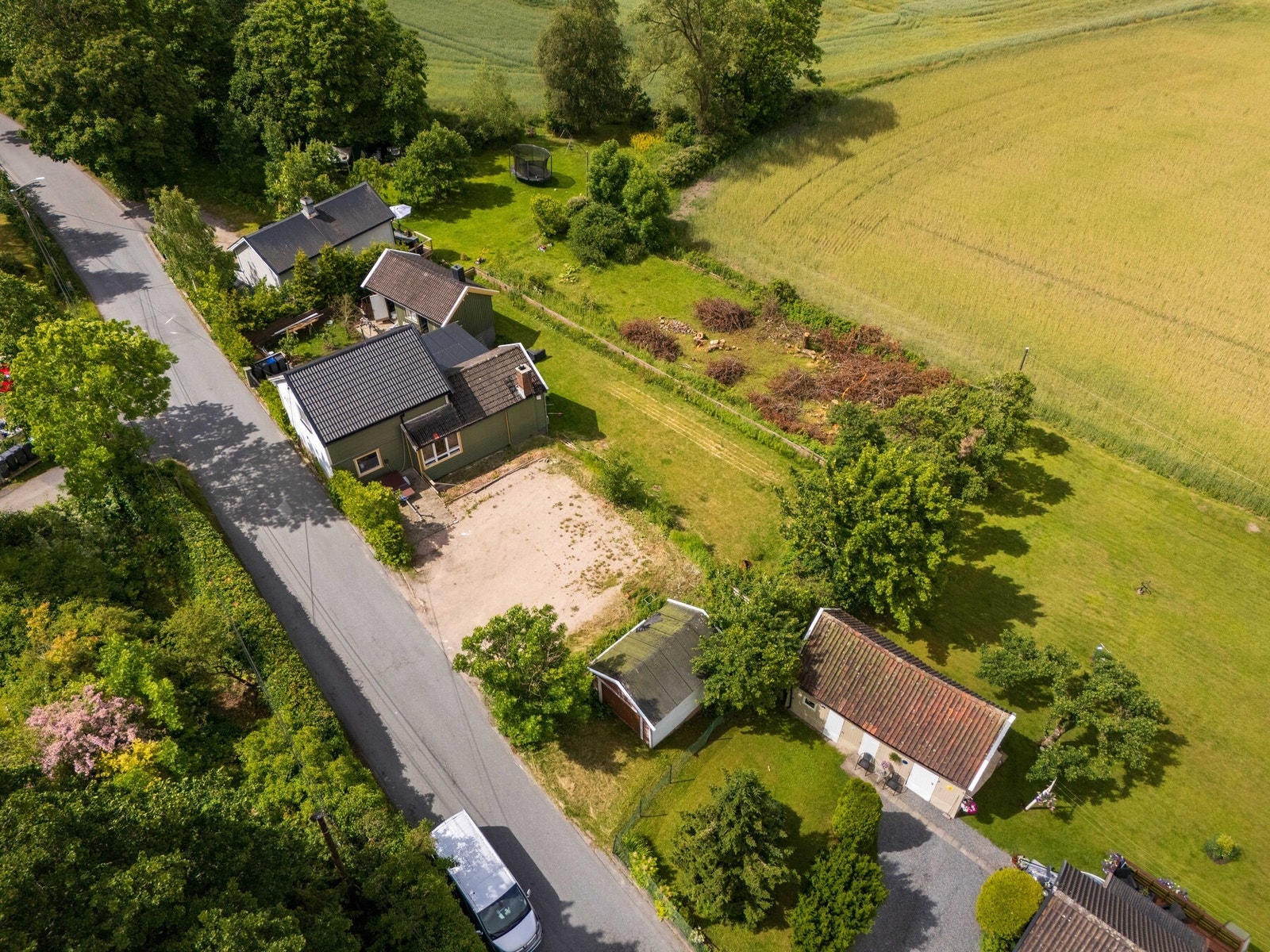 Tomten er relativt flat med vann og avløp ført over eiendommen. Galleribilde