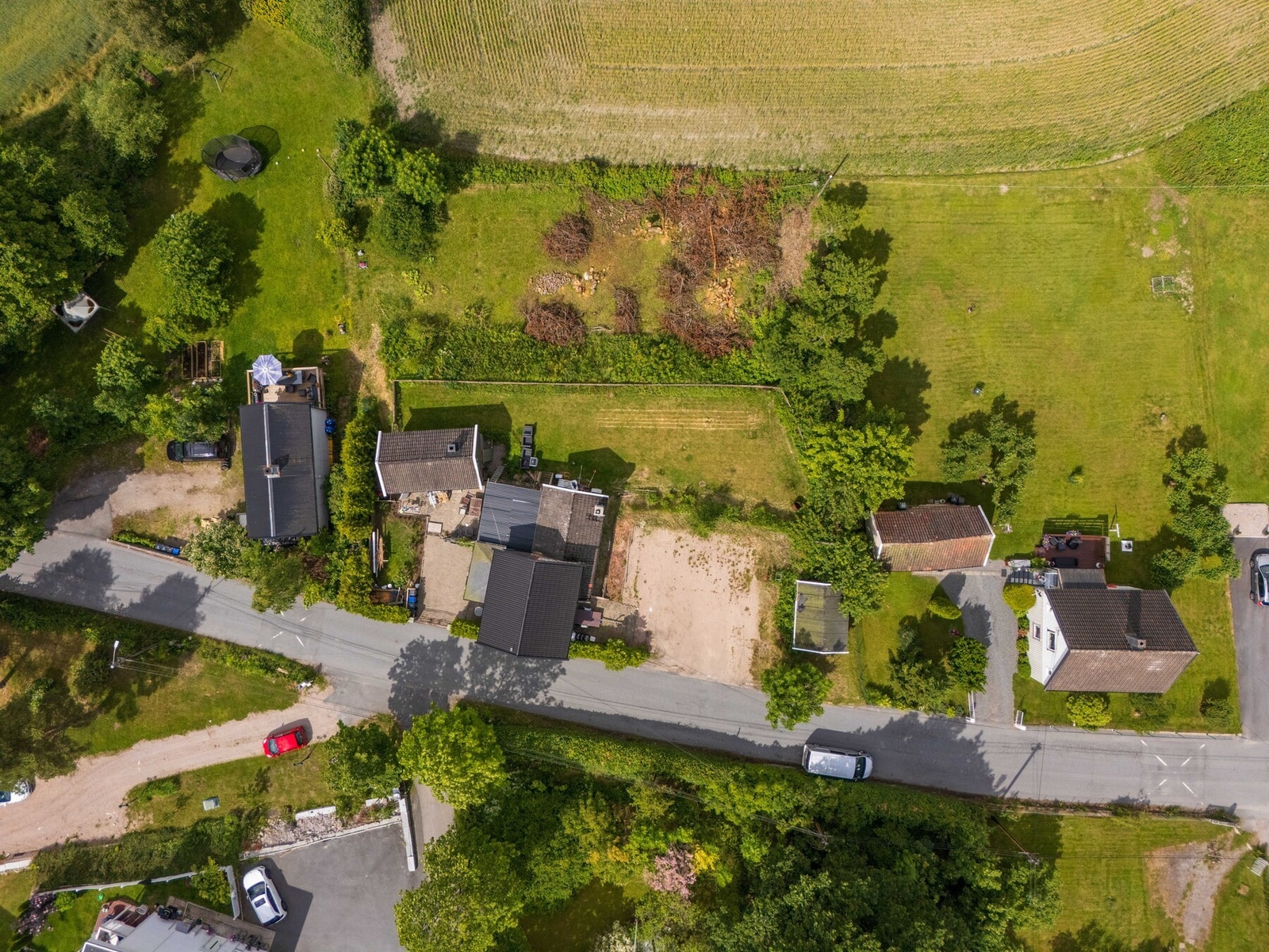 Solrik tomt på 960 kvm, sentralt plassert i en rolig og populær gate. Galleribilde