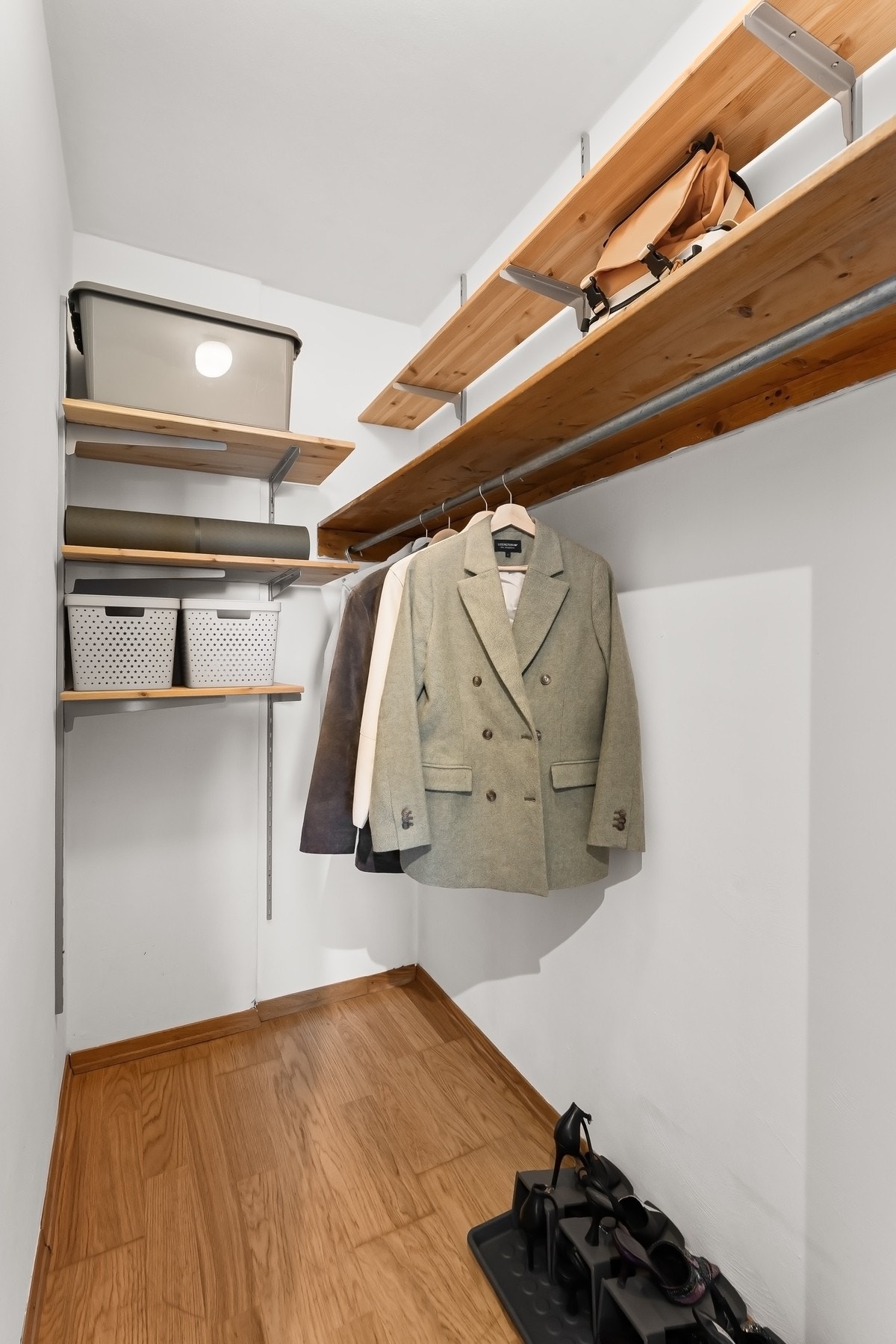 Leiligheten har også et praktisk garderoberom ,perfekt for ekstra oppbevaring. Galleribilde