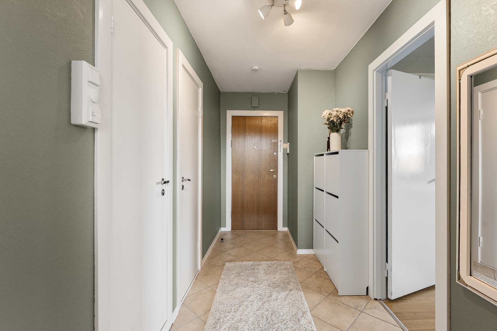 Lys og innbydende entré med flislagt gulv og god plass til oppbevaring. Galleribilde