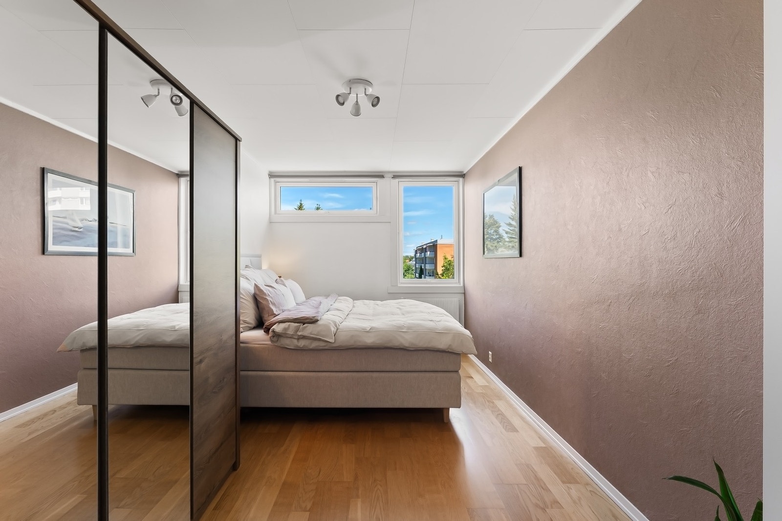 Her har man god oppbevaringsplass i skyvedørsgarderobe. Galleribilde