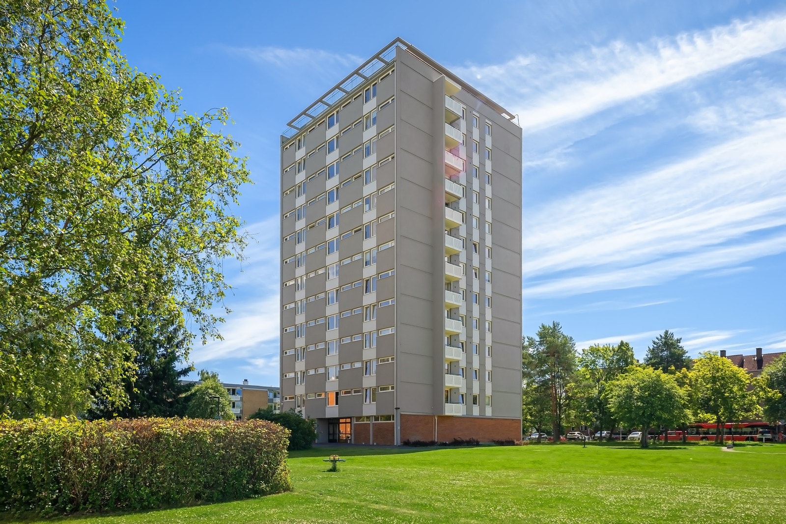 Fantastiske uteområder med store, åpne grøntarealer rett utenfor døren. Perfekt for lek, piknik og avslapning i grønne omgivelser. Galleribilde