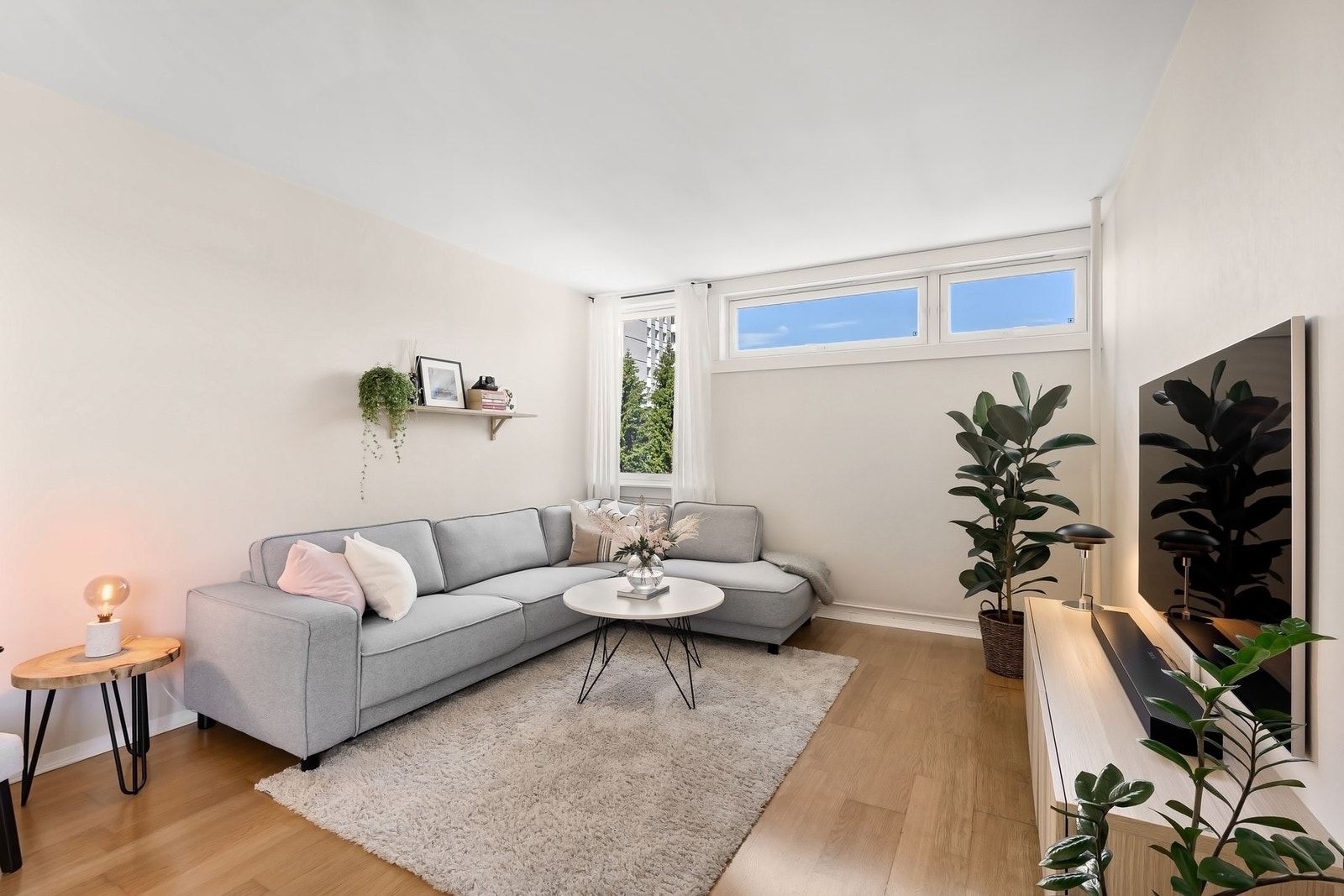 Det er 2-stavs parkett på gulvet og malt tapet på vegger malt i tidløse farger. Galleribilde