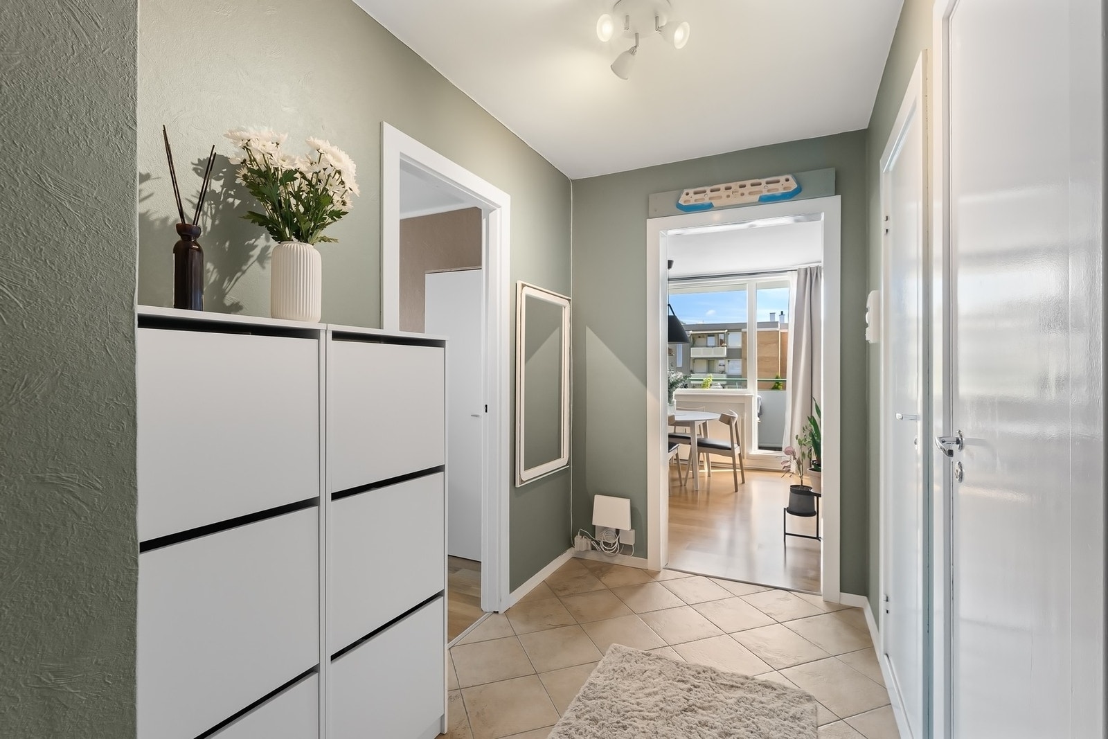 Entréen oppleves romslig og gir et godt førsteinntrykk. Galleribilde