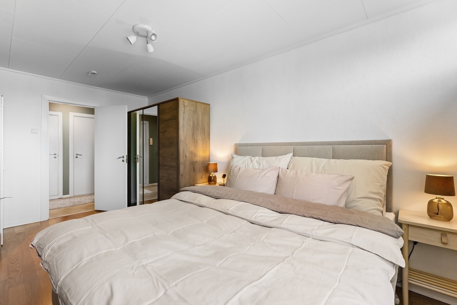 Rommet er innredet i moderne og behagelige farger. Galleribilde