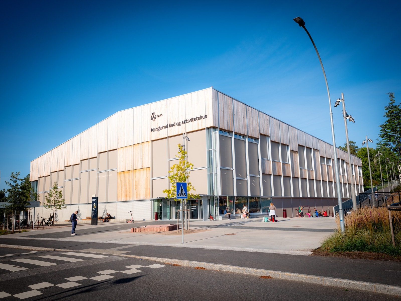 Manglerud bad, aktivitetshus, skatepark og den kommende sykkelparken ligger like i nærheten. Galleribilde
