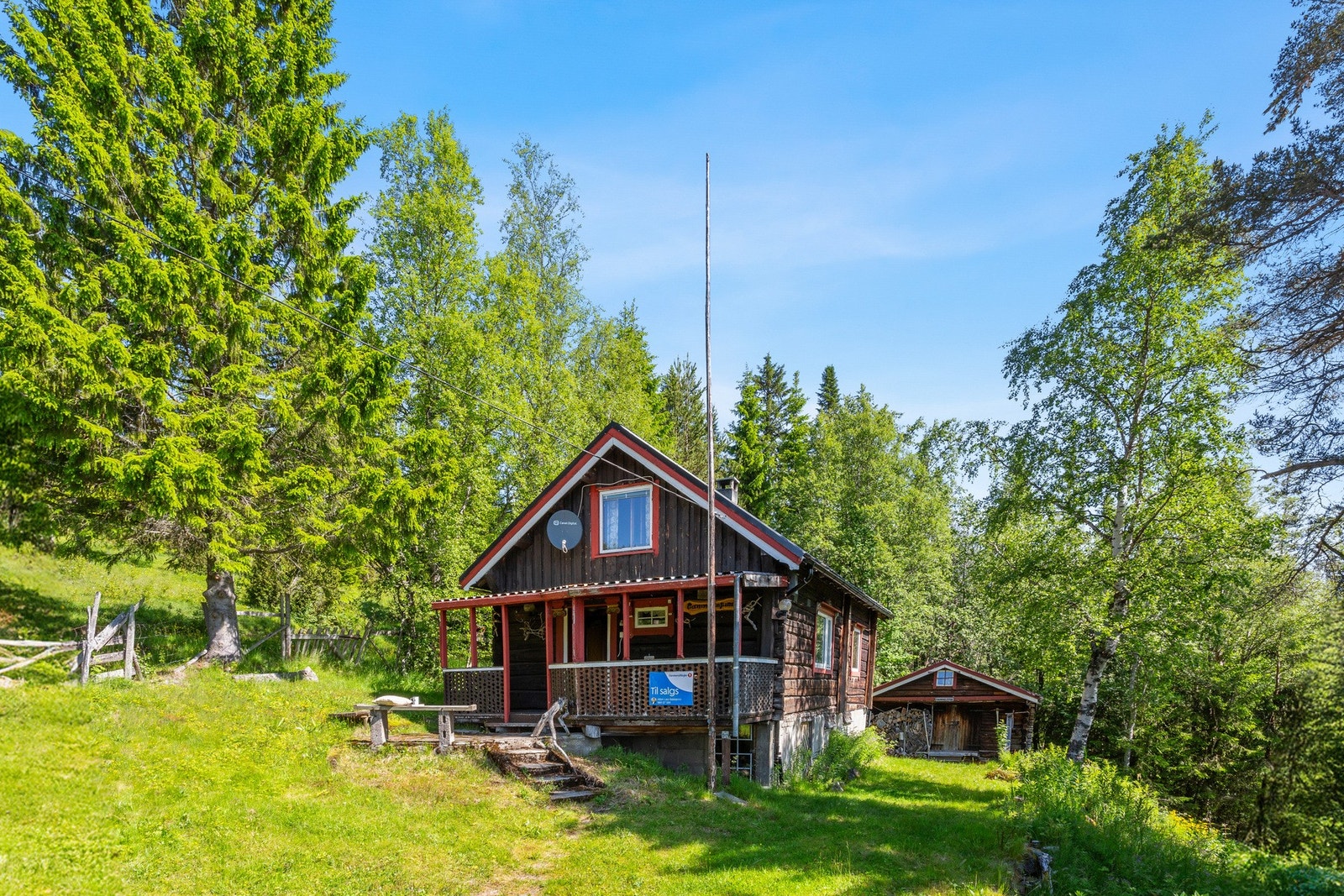Hytta ligger skjermet til, kun kort kjøretur fra Soknedal sentrum. Galleribilde