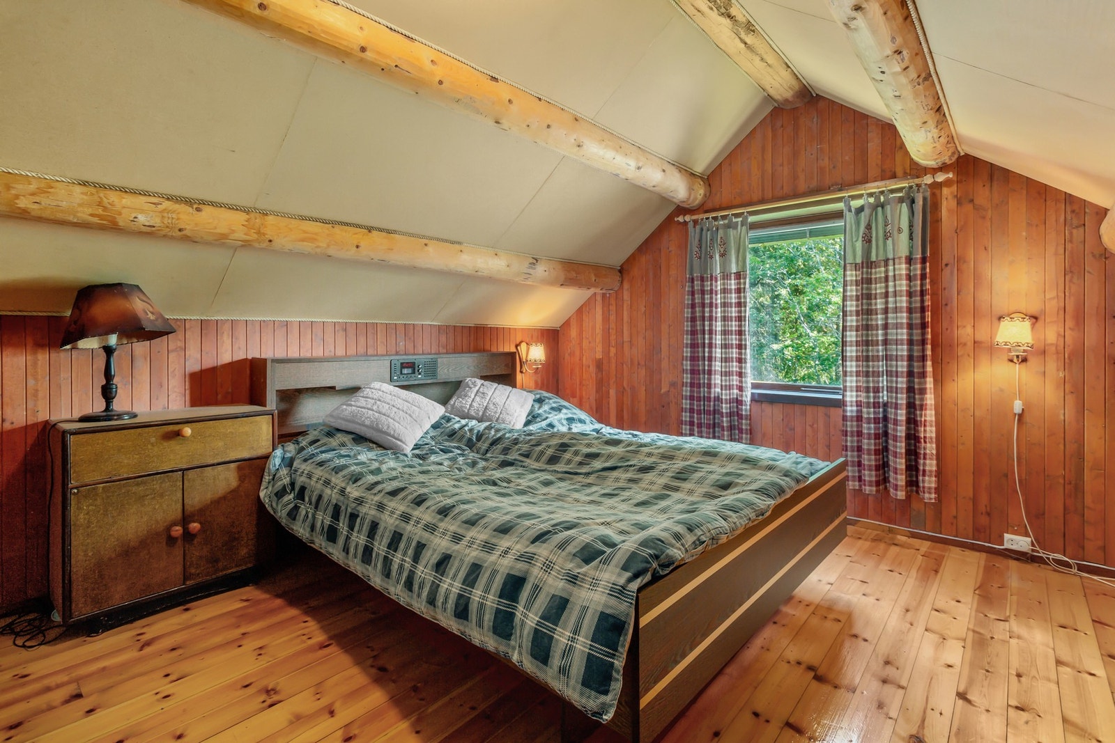 Loftsrom som i dag brukes som soverom. Galleribilde