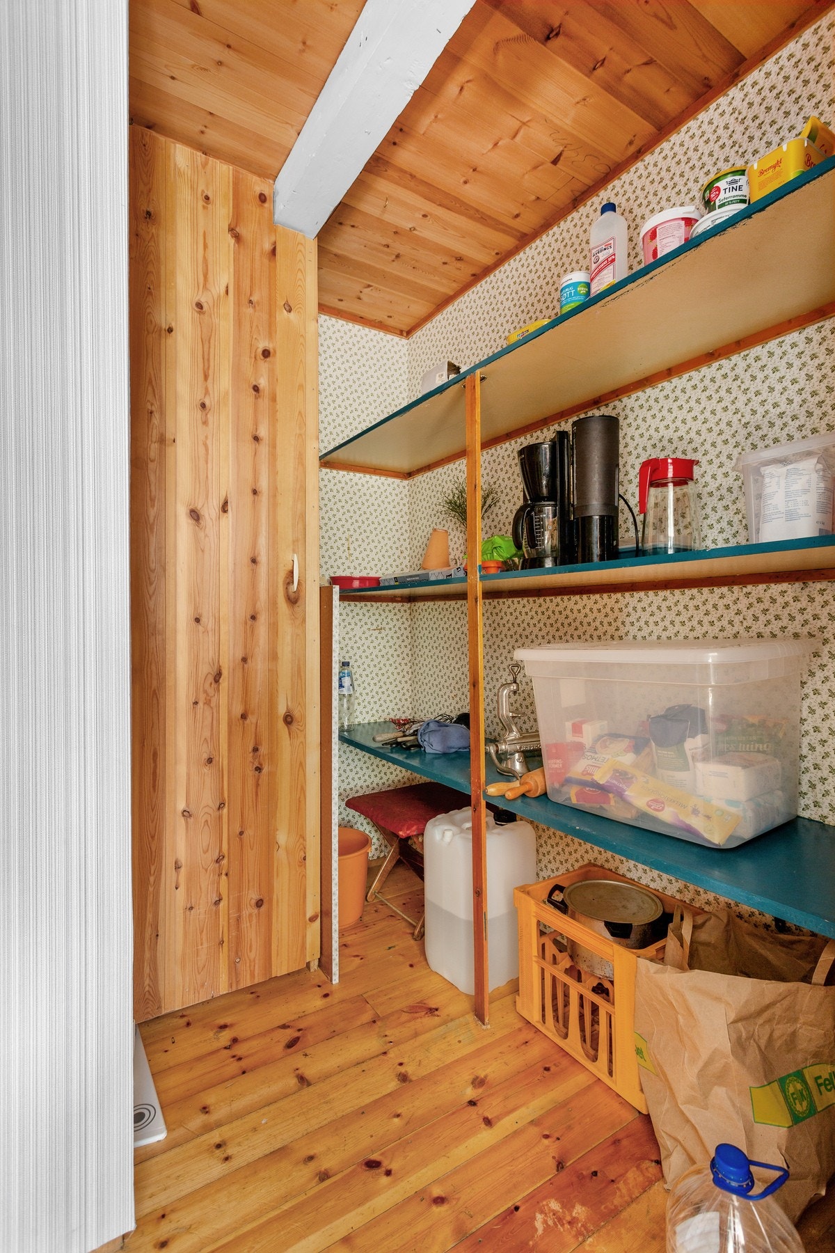 Fra kjøkkenet er det direkte inngang til praktisk bod. Galleribilde