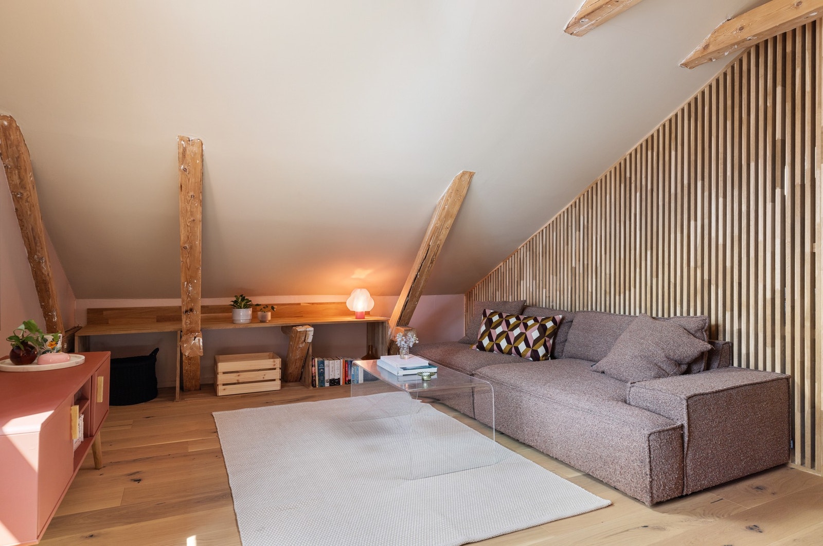 Den åpne stuen har et lyst og luftig preg, med 1-stavs eikeparkett, malte flater og koselig skråtak som gir rommet særpreg. Galleribilde