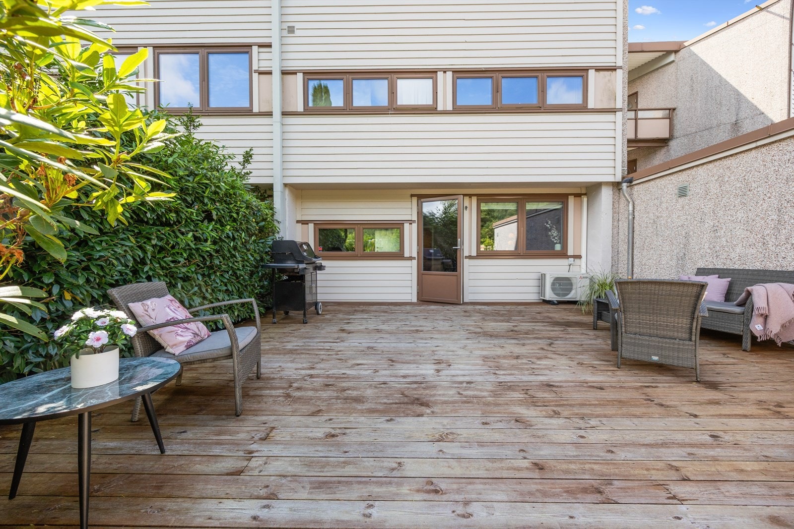 Markterrasse på ca. 41 kvm gir en sjelden uteplass med god plass til utemøbler, grill og planter. Galleribilde