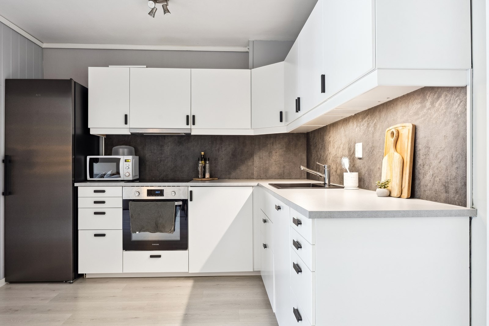 Lyst og pent IKEA-kjøkken fra 2017 med slette fronter og god skapplass. Galleribilde