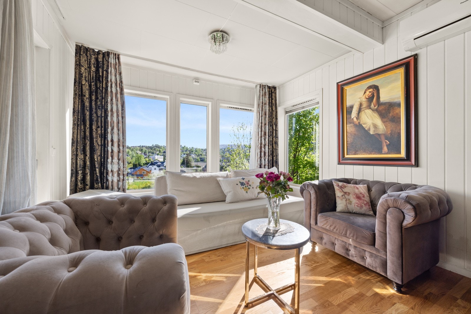 Fra stuen er det utgang til hagen Galleribilde