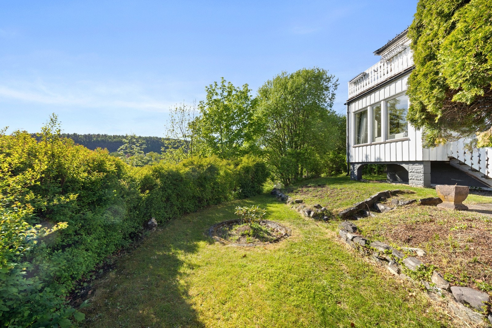 Boligen har en stor og solrik hage Galleribilde
