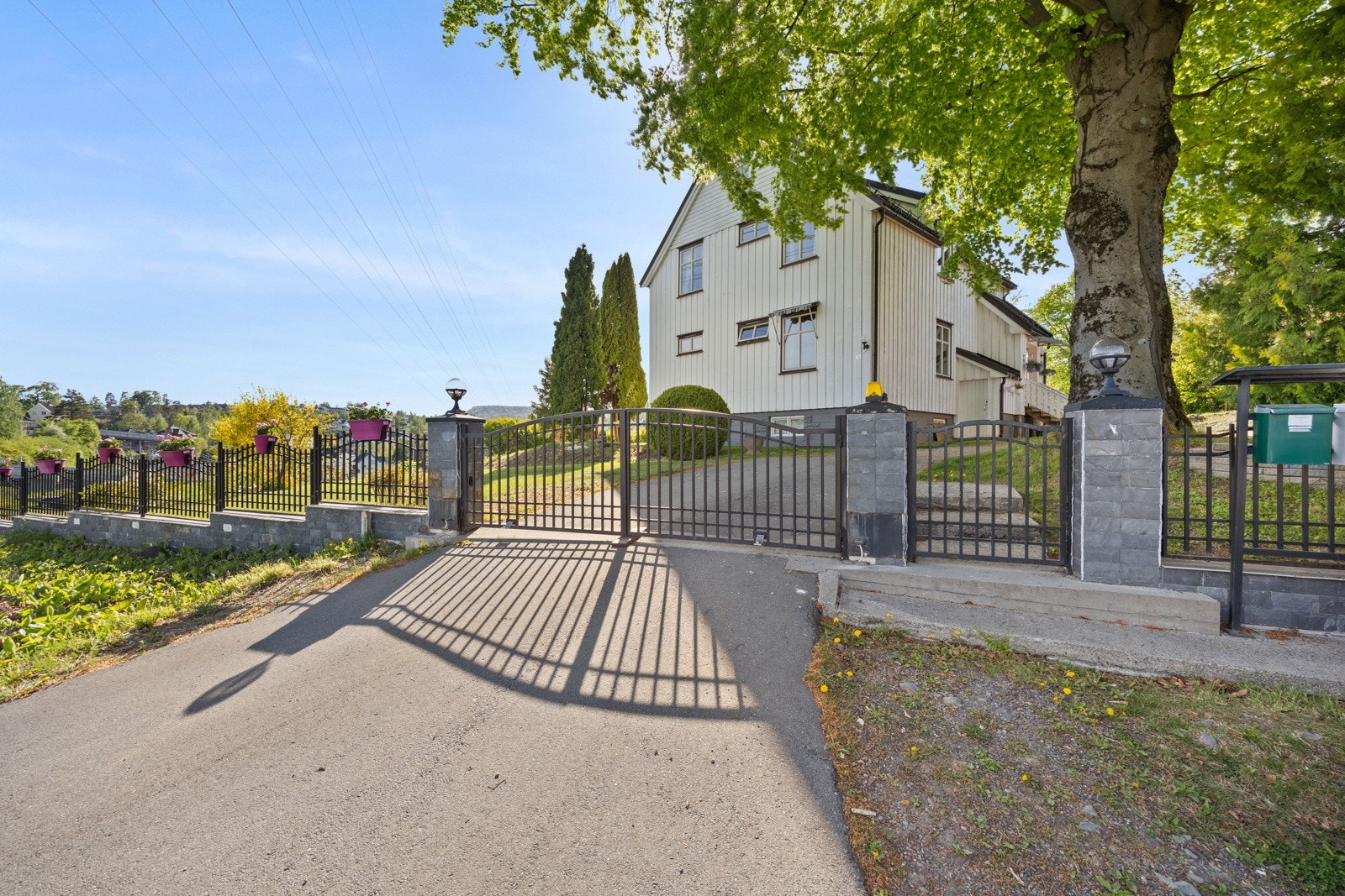 Boligen er gjerdet inn med port Galleribilde