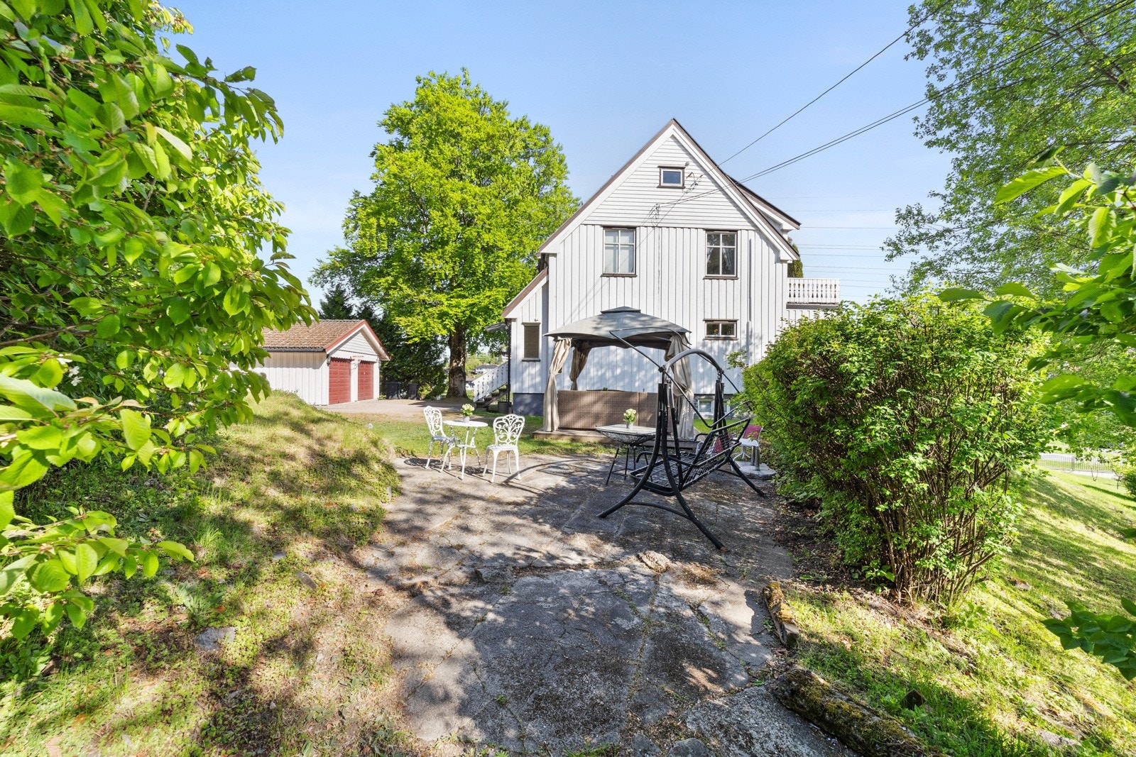 En innholdsrik enebolig med stor hage Galleribilde