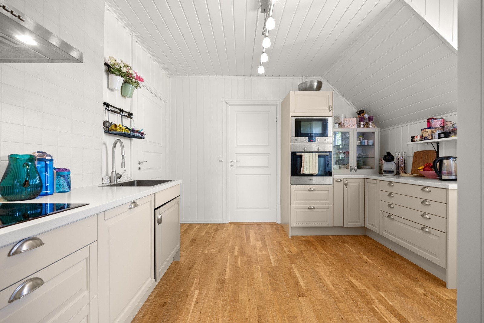 Integrert platetopp, stekeovn, mikroovn, oppvaskmaskin og kjøl-/fryseskap Galleribilde