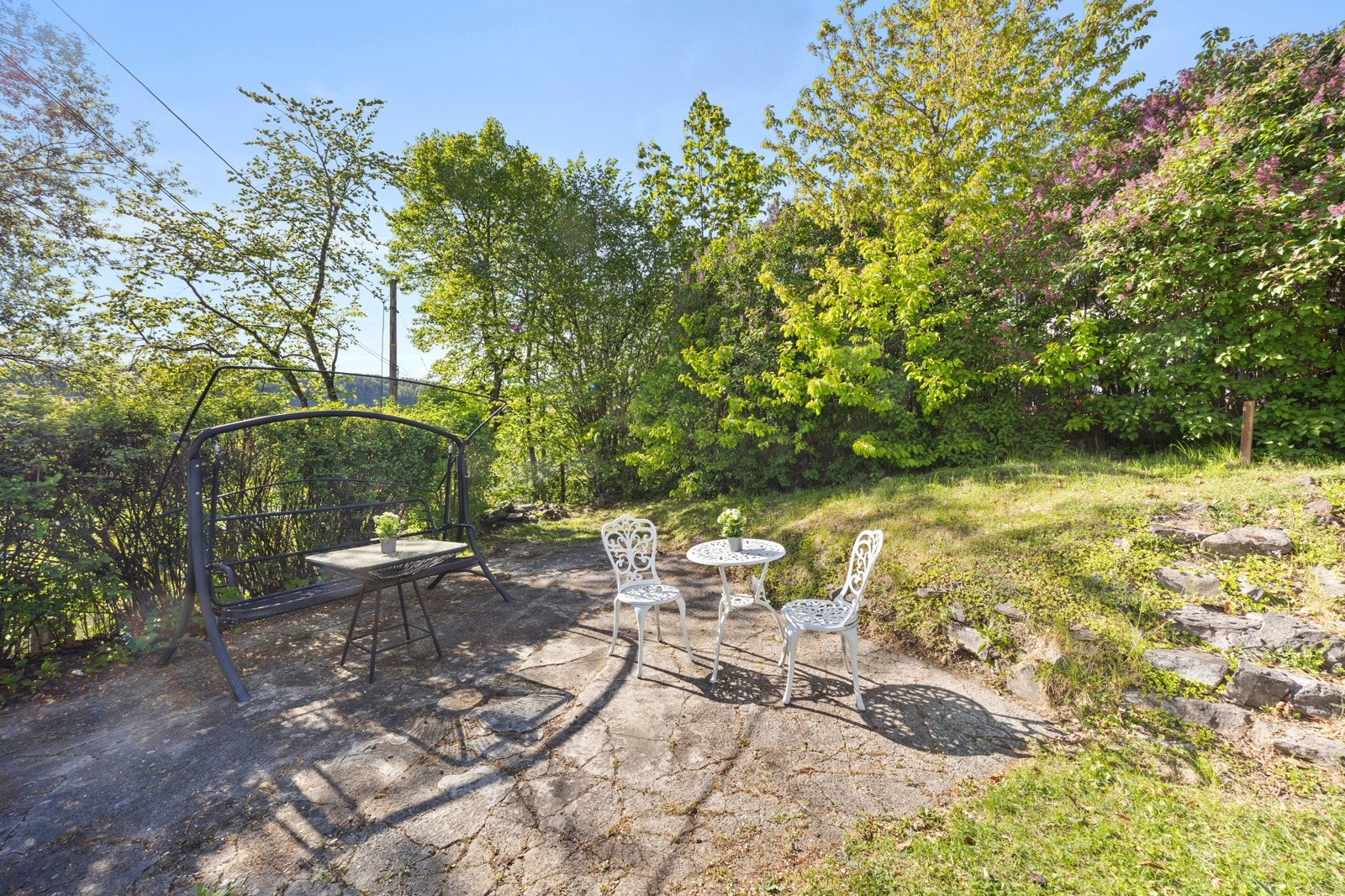 Hyggelig sitteplass i hagen Galleribilde