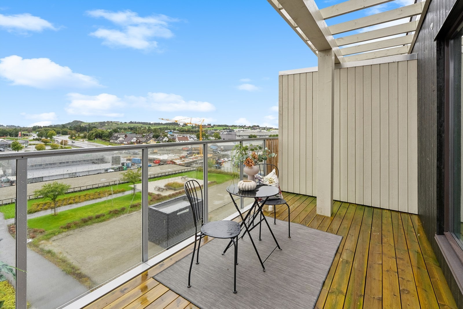 Vestvendt balkong med fritt utsyn og meget gode solforhold! Her har man god plass til utemøbler, grill, potteplanter m.m. Galleribilde