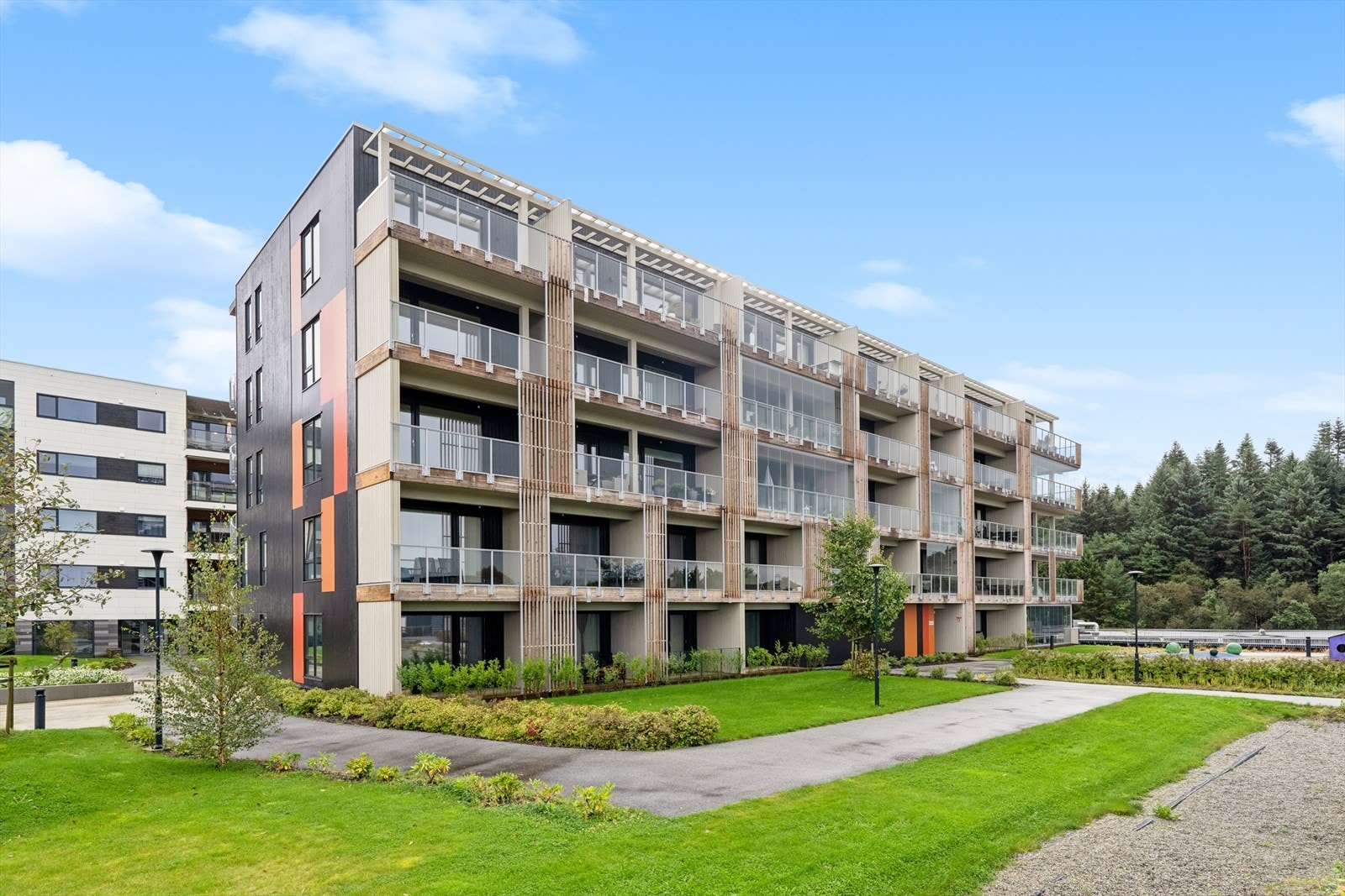 Sentral beliggenhet på Lura - med Lurabyen kjøpesenter, Kvadrat og Sandnes sentrum kun en kort spasertur unna. Gode bussforbindelser og enkel adkomst til E39. Galleribilde