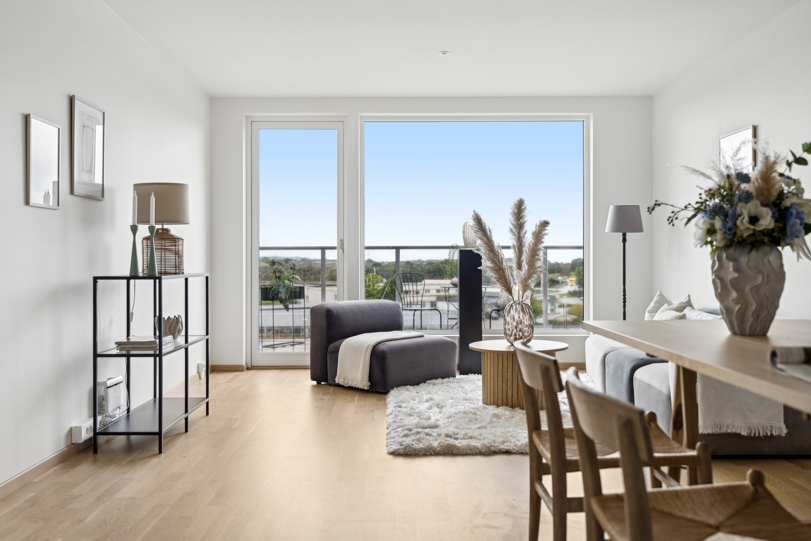 Lys og luftig stue i åpen løsning med moderne detaljer og god plass til både sofagruppe og spisebord - et perfekt samlingspunkt for familien. Galleribilde