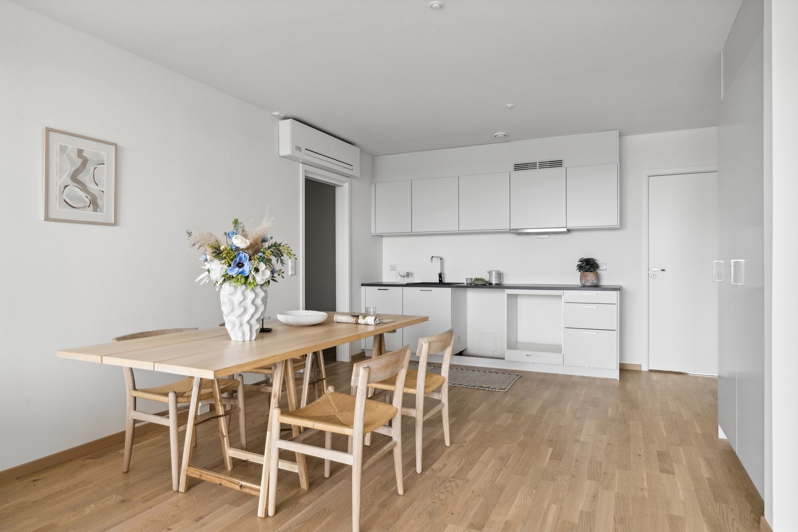 Moderne kjøkken med stilren innredning, slette fronter og kvalitetsutstyr. Praktisk plass til matlaging og sosialt samvær. Galleribilde