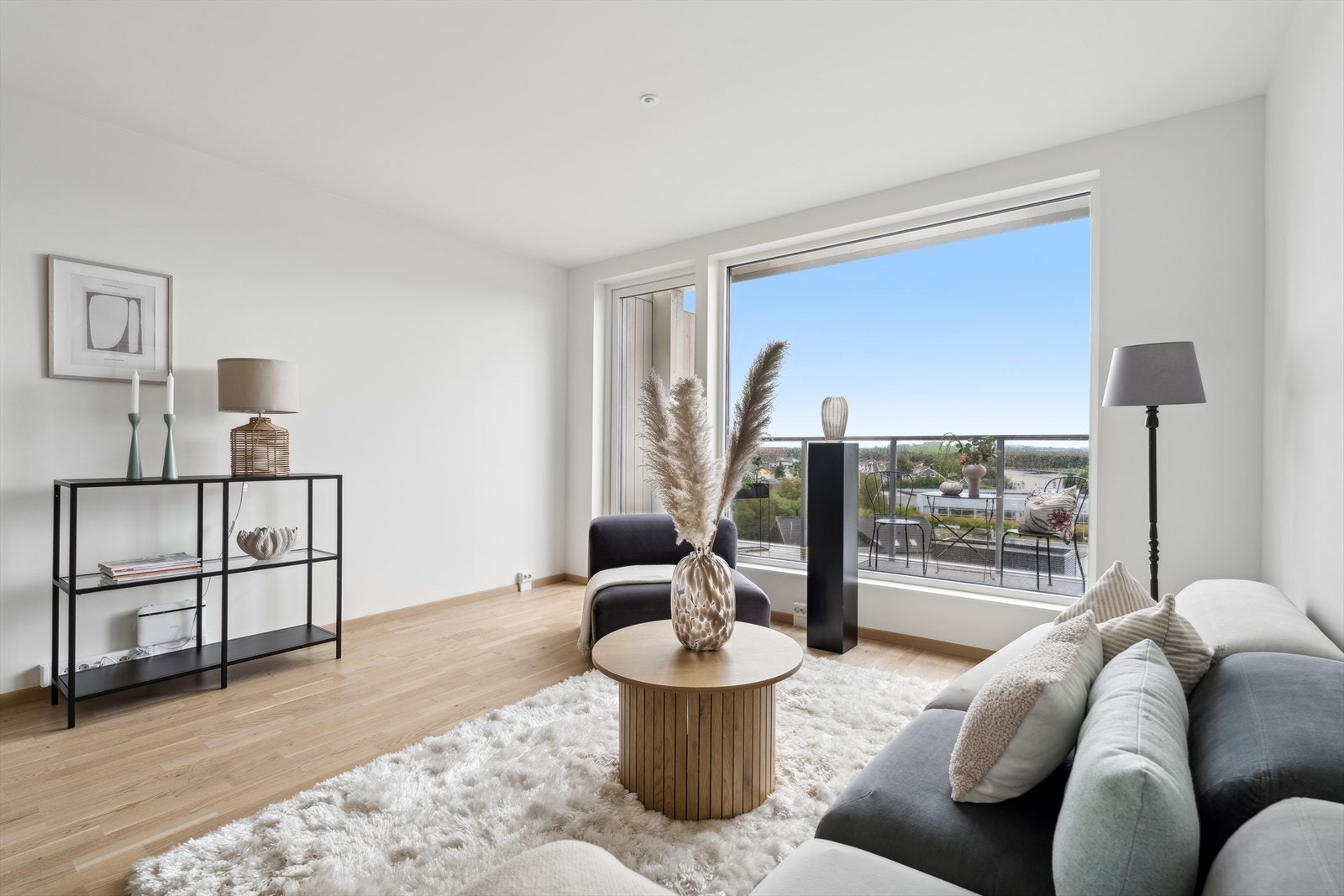 Stuen byr på god plass for møblering etter eget ønske, med et åpent og fleksibelt rom som gir rom for både avslapning og sosialt samvær. Galleribilde