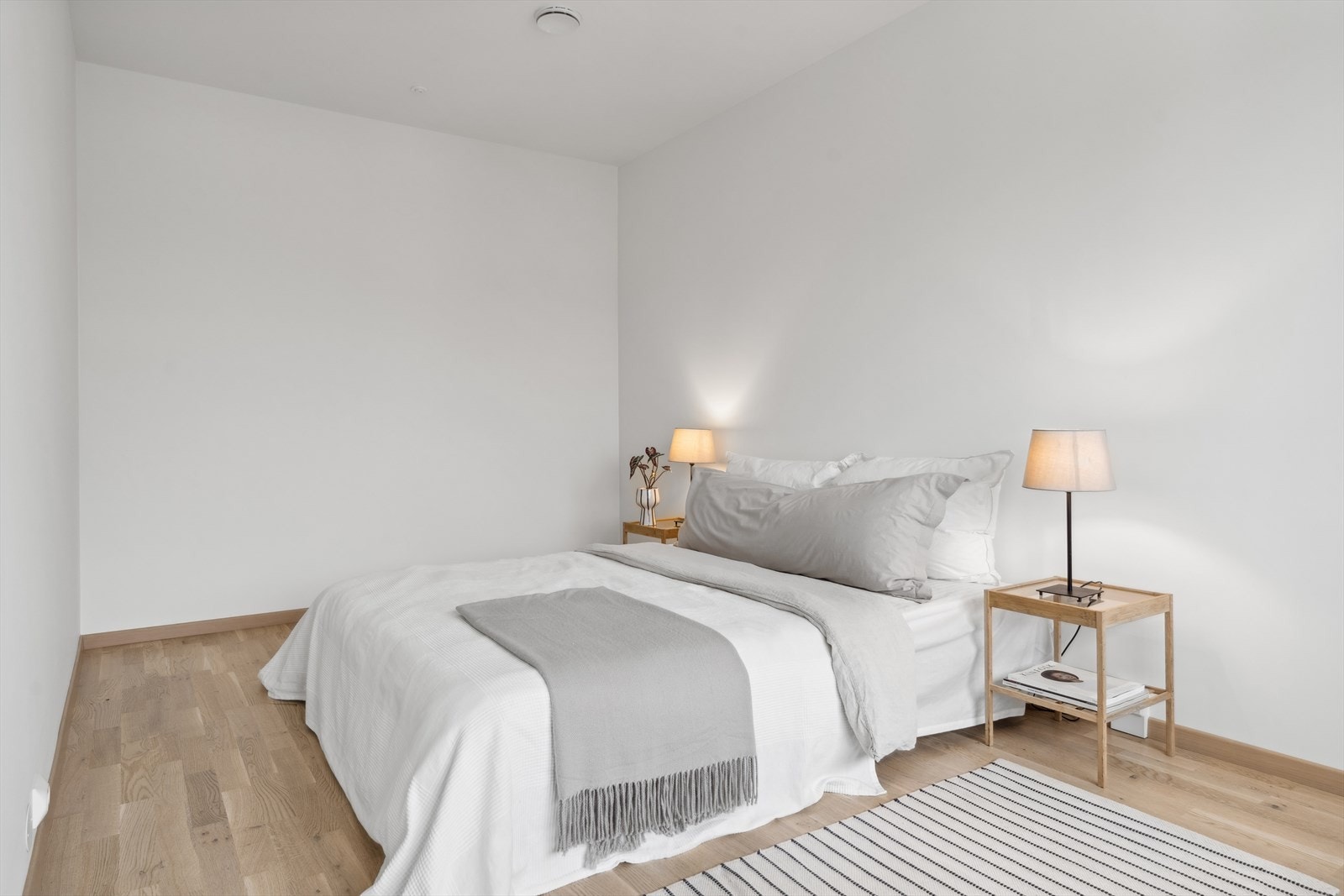 Hovedsoverom av god størrelse med plass til garderobe, nattbord og tilhørende møblement. Galleribilde