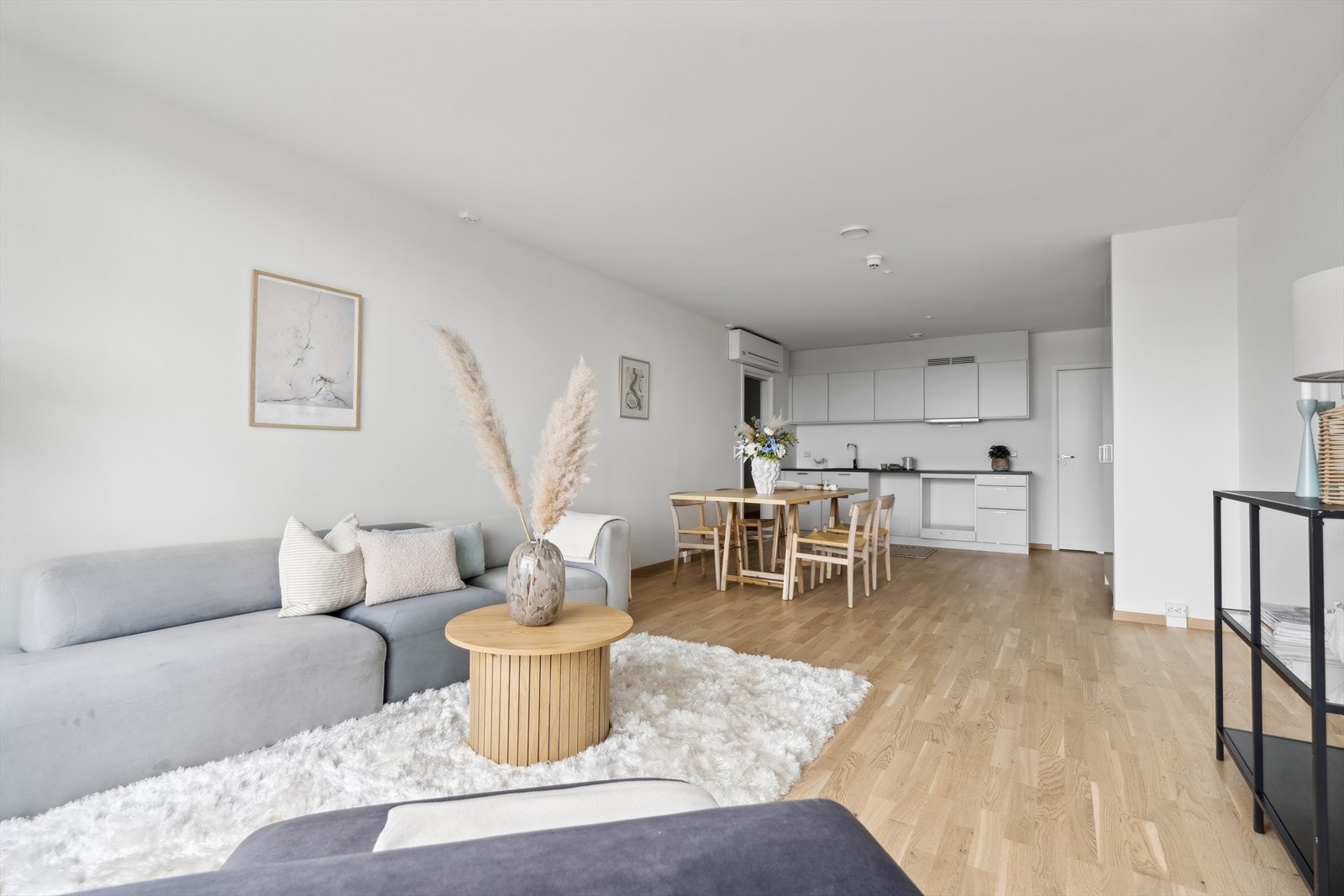 Stue og kjøkken med åpen sosial løsning Galleribilde