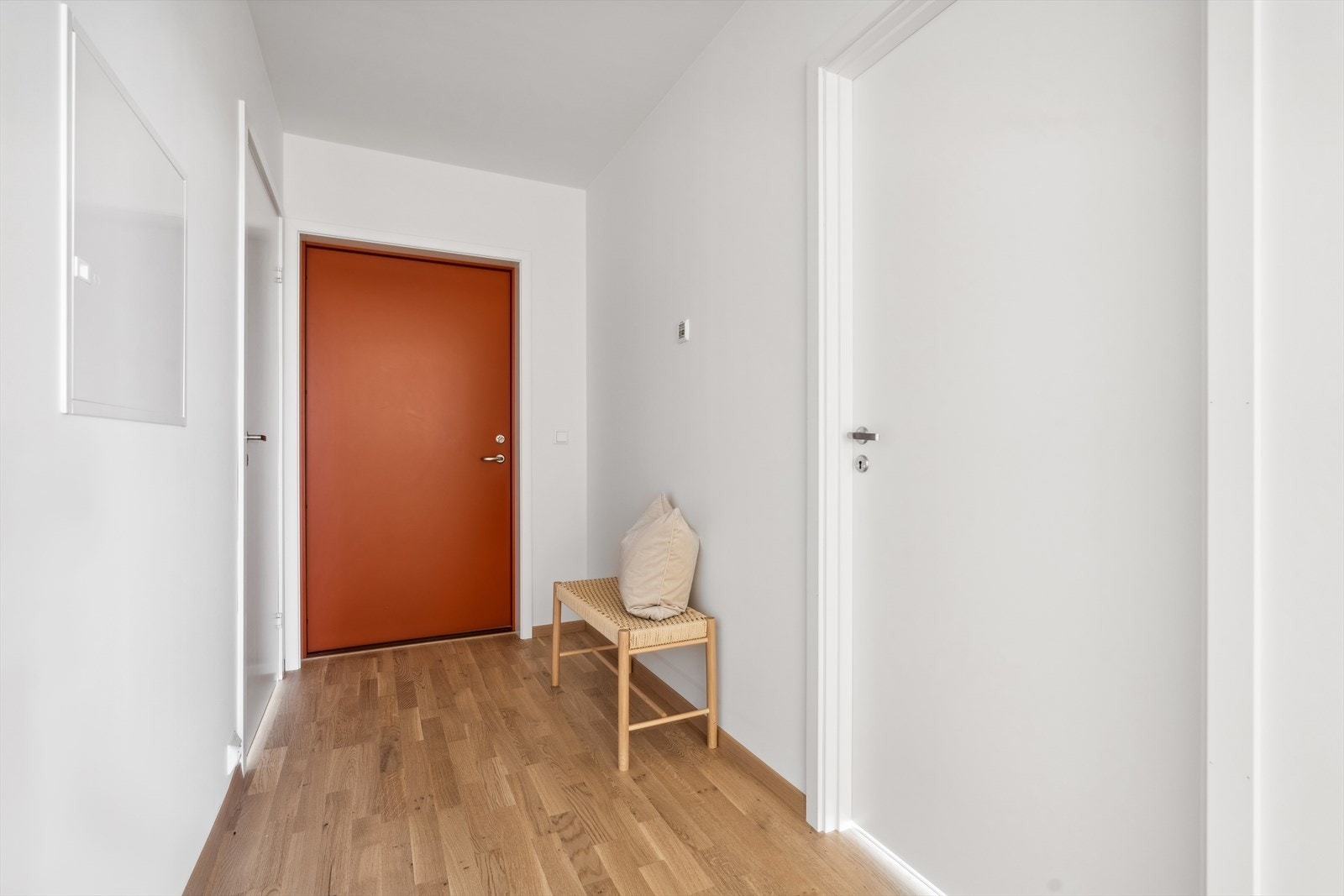 Innbydende entré med plass til oppbevaring og god adkomst til resten av boligen. Galleribilde