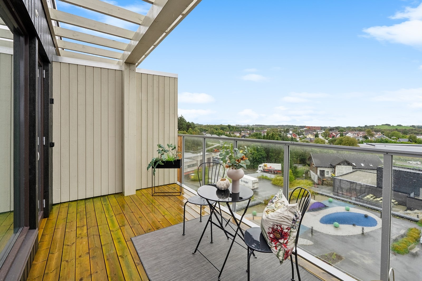 Romslig og vestvendt balkong på ca. 12 kvm - perfekt for avslapning og hyggelige stunder. Galleribilde