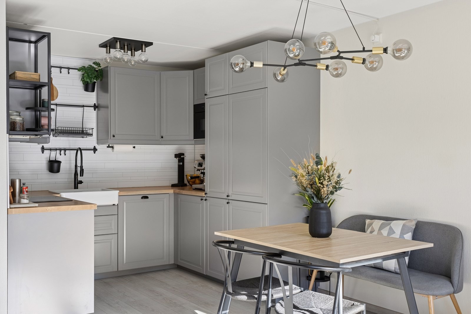 Her er det godt med oppbevaringsplass i skuffer og skap, samt godt med arbeidsrom ved kjøkkenbenken. Galleribilde