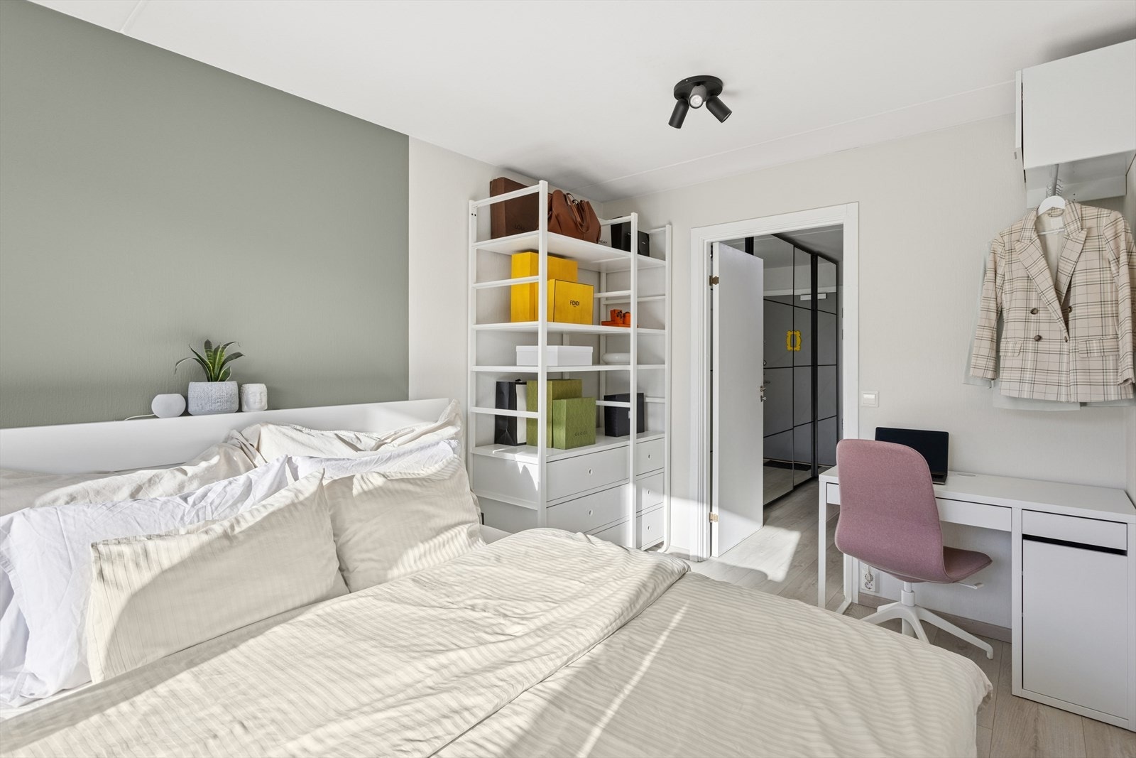 Soverommet har en god størrelse med plass til stor seng og garderobeløsning. Galleribilde