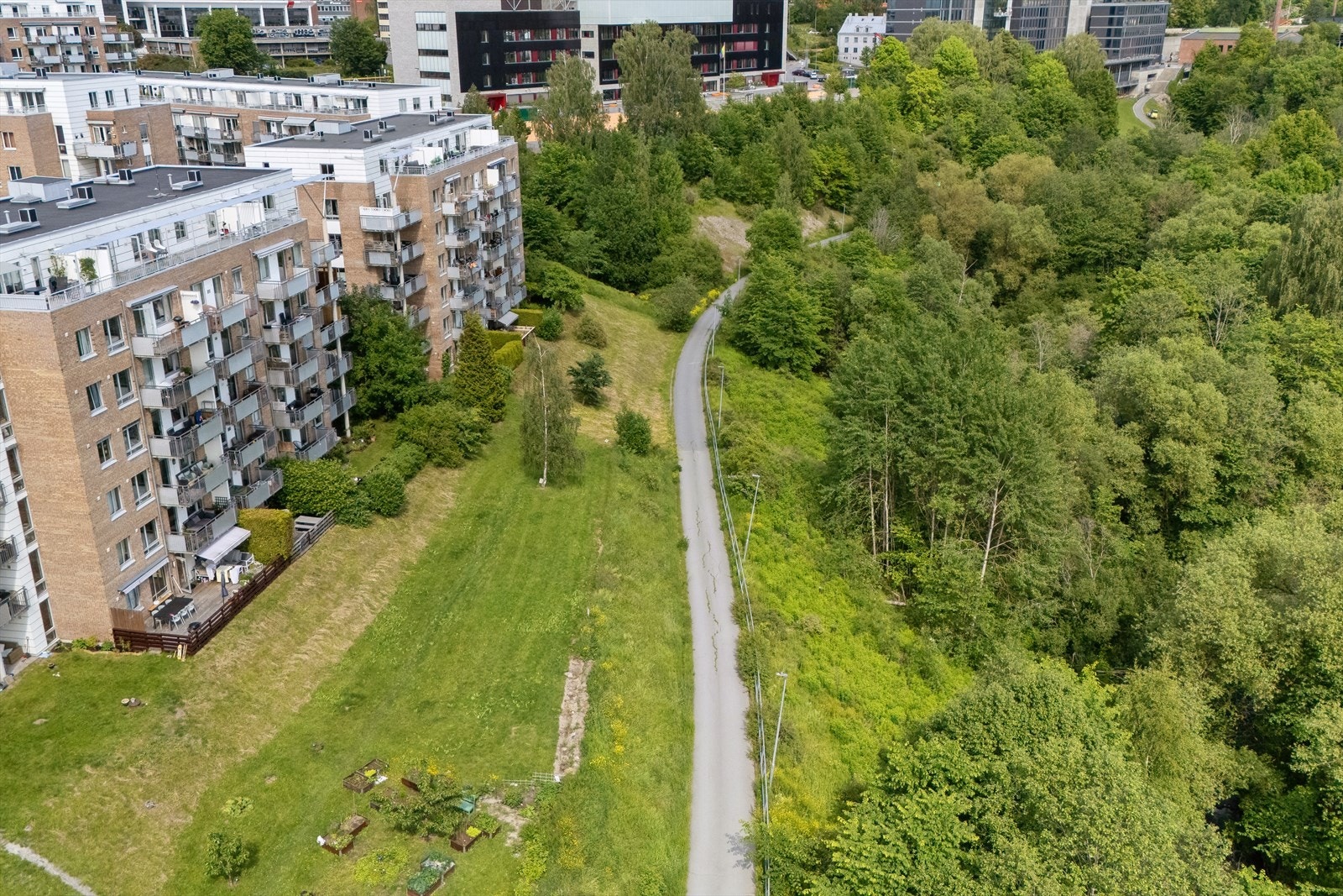 Her bor du sentralt til, men samtidig i stille og rolig omgivelser omkranset av store grøntarealer. Galleribilde