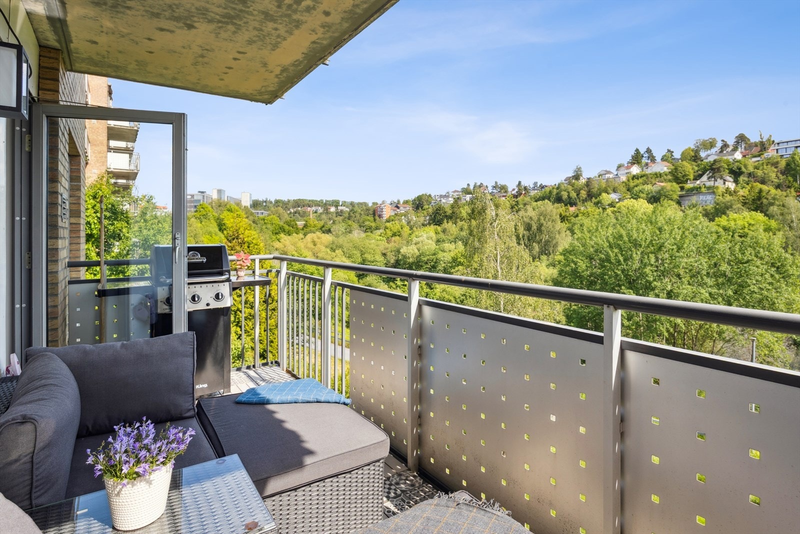 Fra stuen er det utgang til en stor sørvendt balkong på 8 kvm. Galleribilde