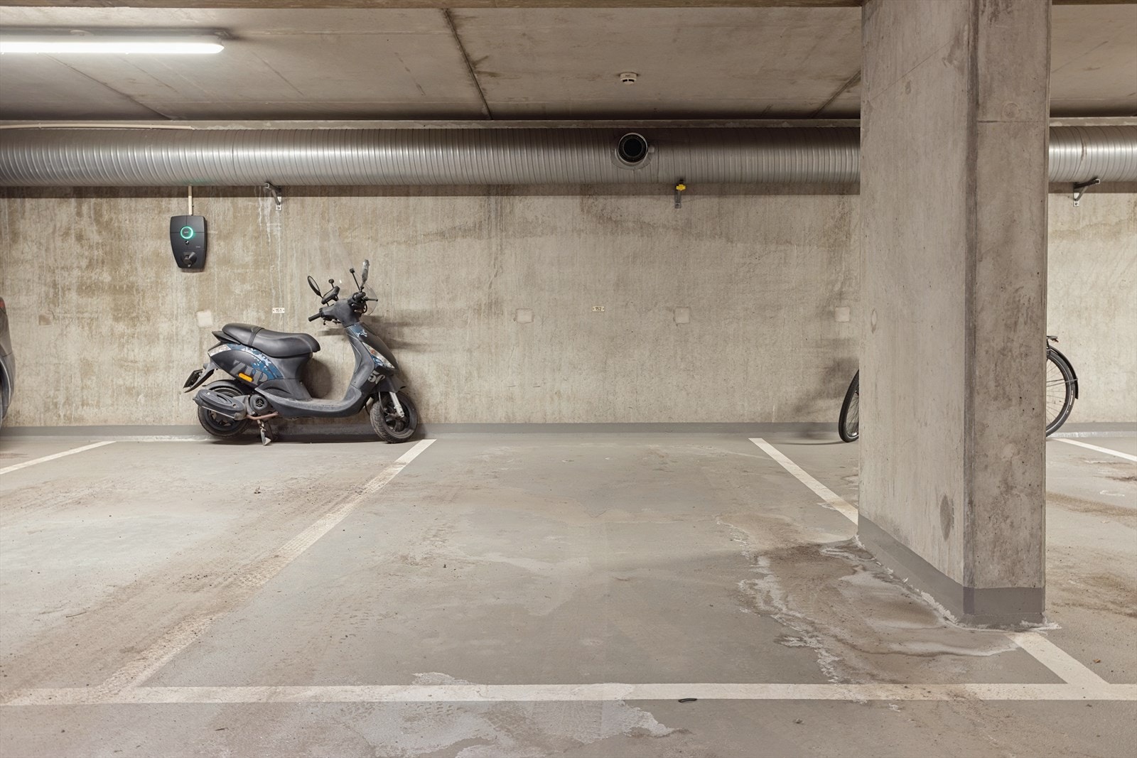 Egen parkeringsplass i felles garasjeanlegg. Det er mulig å installere el-bil lader. Galleribilde