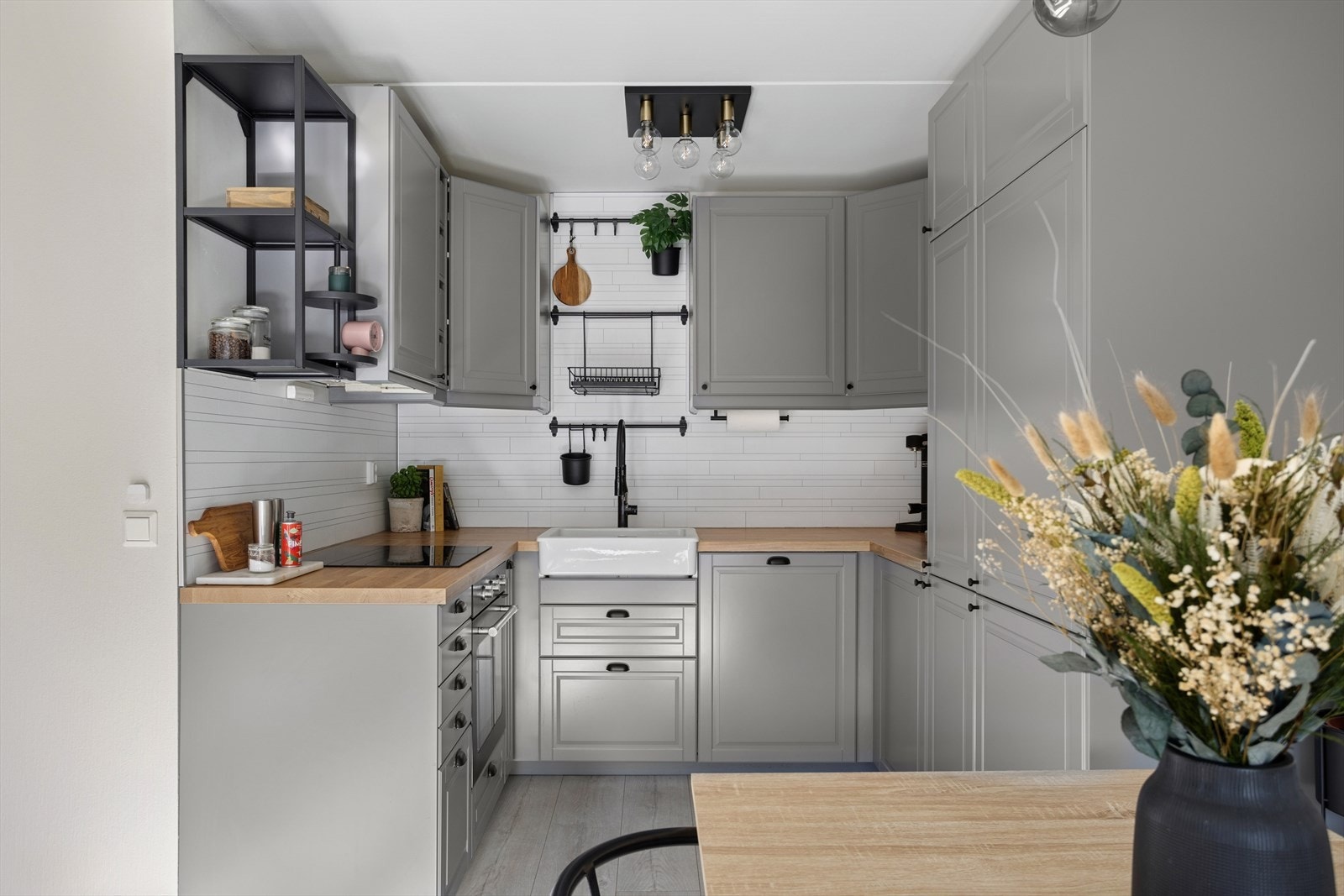 Flott kjøkken med IKEA innredning fra 2021. Galleribilde