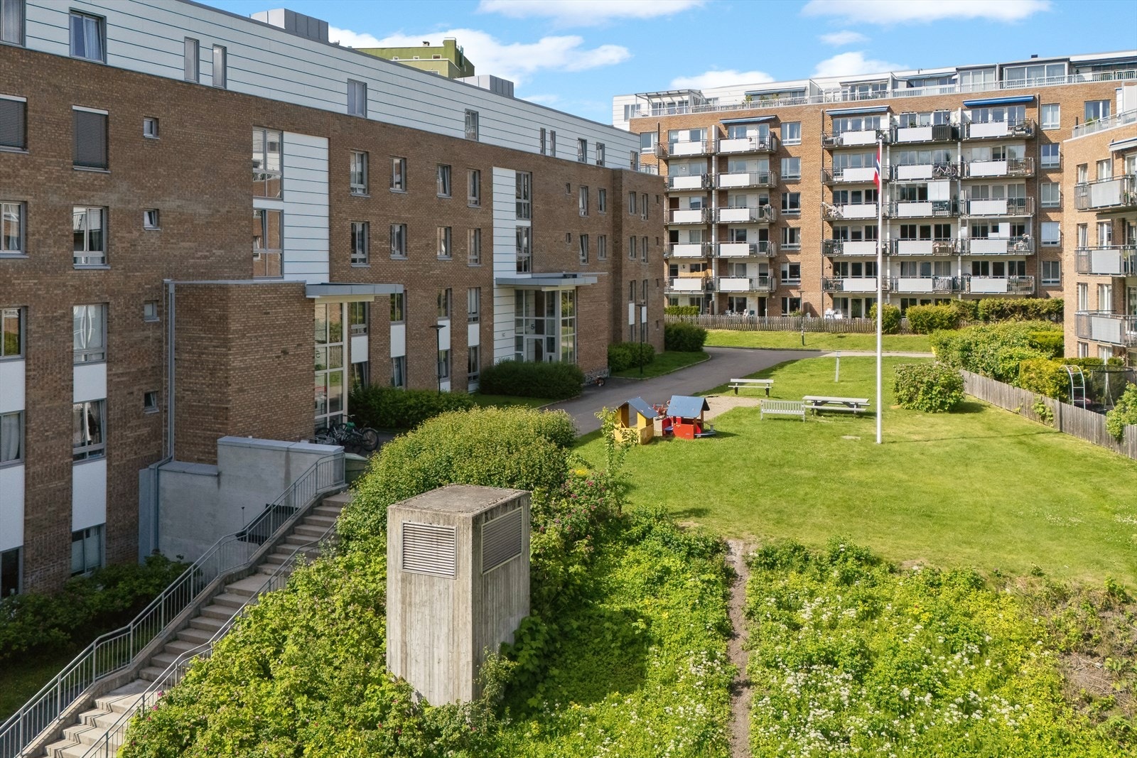 Det er kort vei til servicetilbud og fasiliteter. Brynseng t-bane er i umiddelbar nærhet. Galleribilde