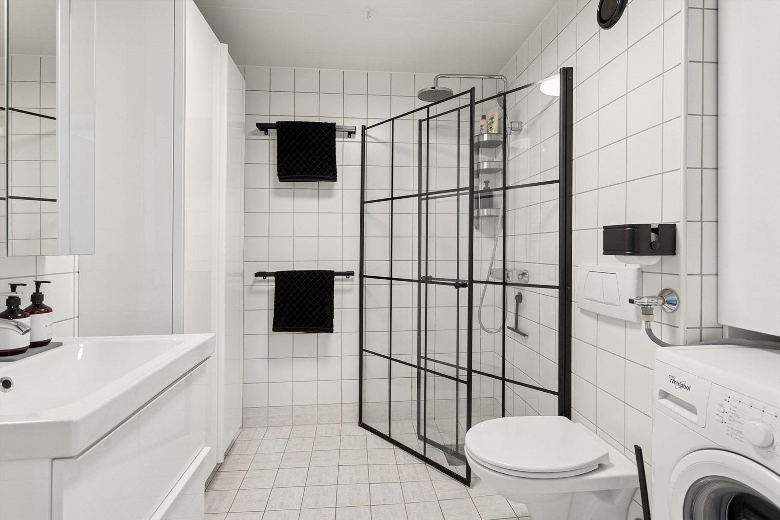 Oppgradert i 2021 med nye dusjdører og ett høyskap. Galleribilde