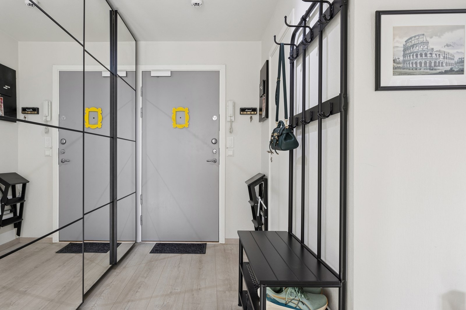 Praktisk entré med stor skyvedørsgarderobe. Her er det god plass til sko og ytterklær. Galleribilde