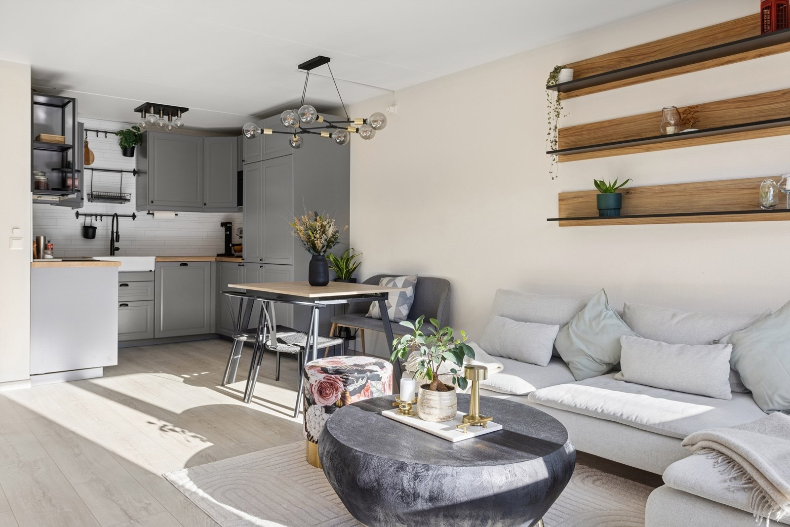 Det er god plass til sofagruppe og spisebord i stuen. Galleribilde