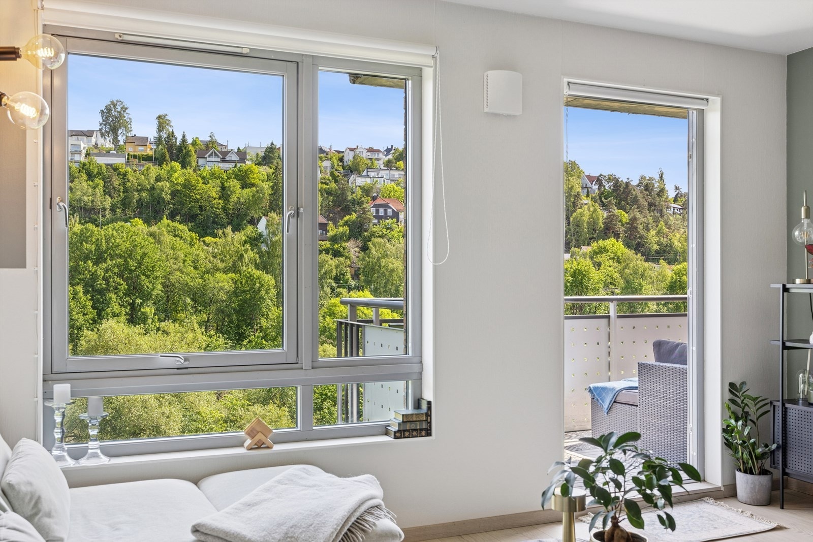 De store vindusflatene slipper inn godt med naturlig lys, samt et flott utsyn. Galleribilde