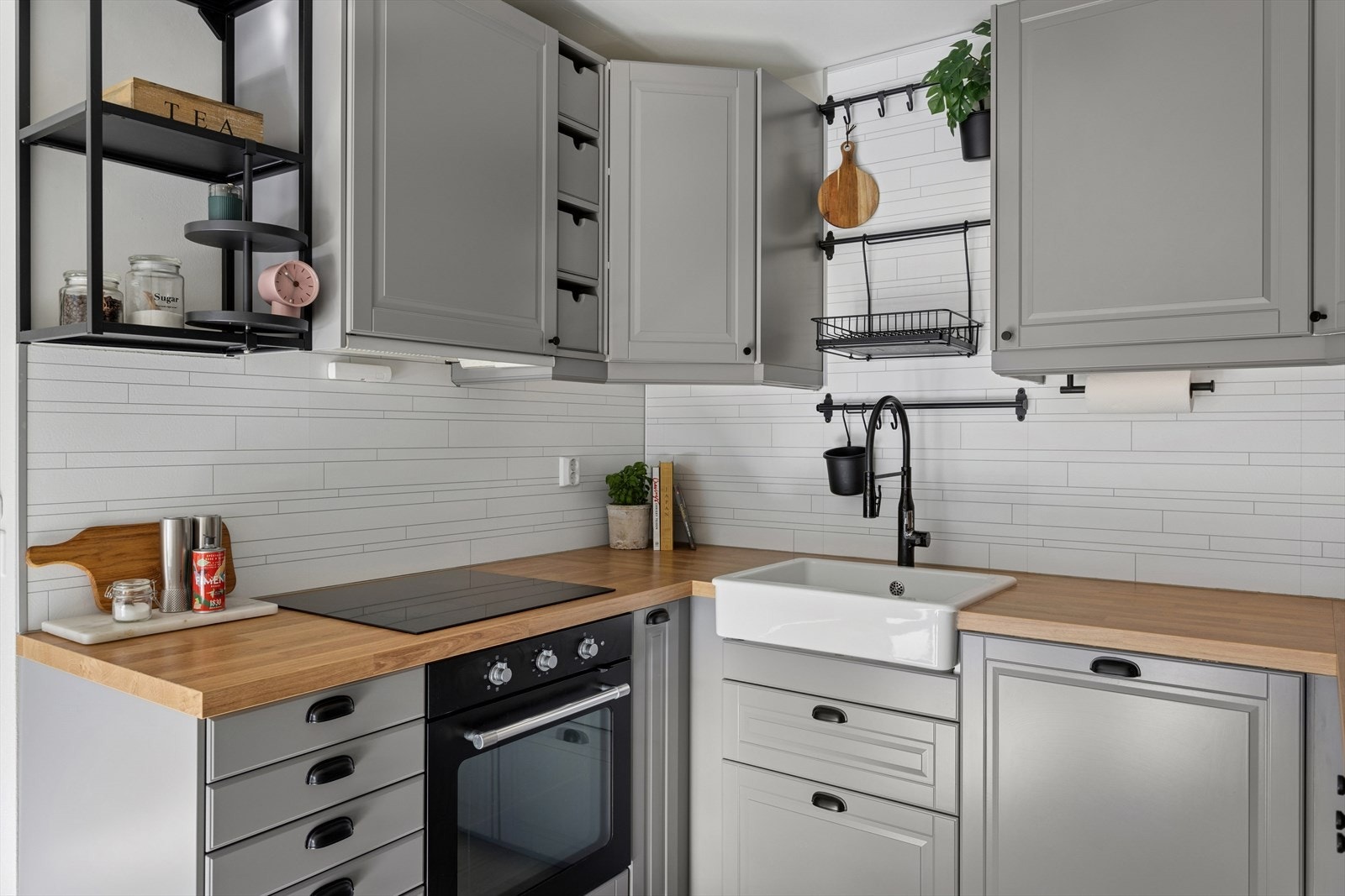 Kjøkkenet er utstyrt med platetopp, stekeovn, oppvaskmaskin og kjøle-/fryseskap. Galleribilde